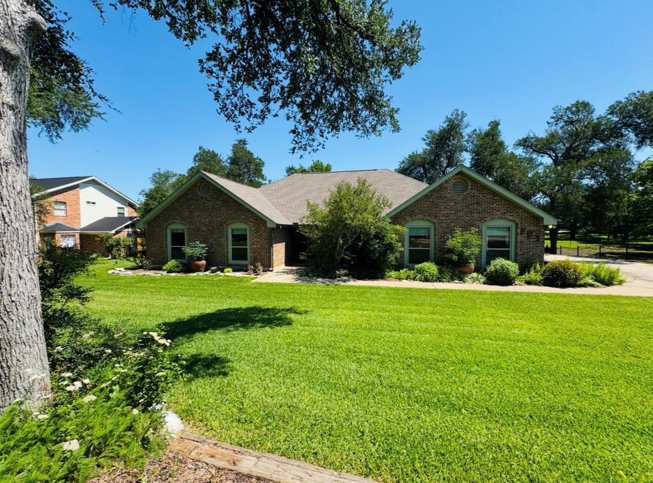 203 E 11th St, Elgin, TX 78621