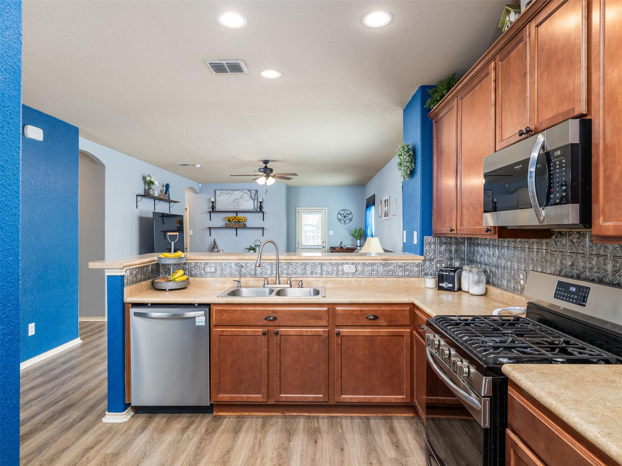 1016 Hondo Ln, Hutto, TX 78634