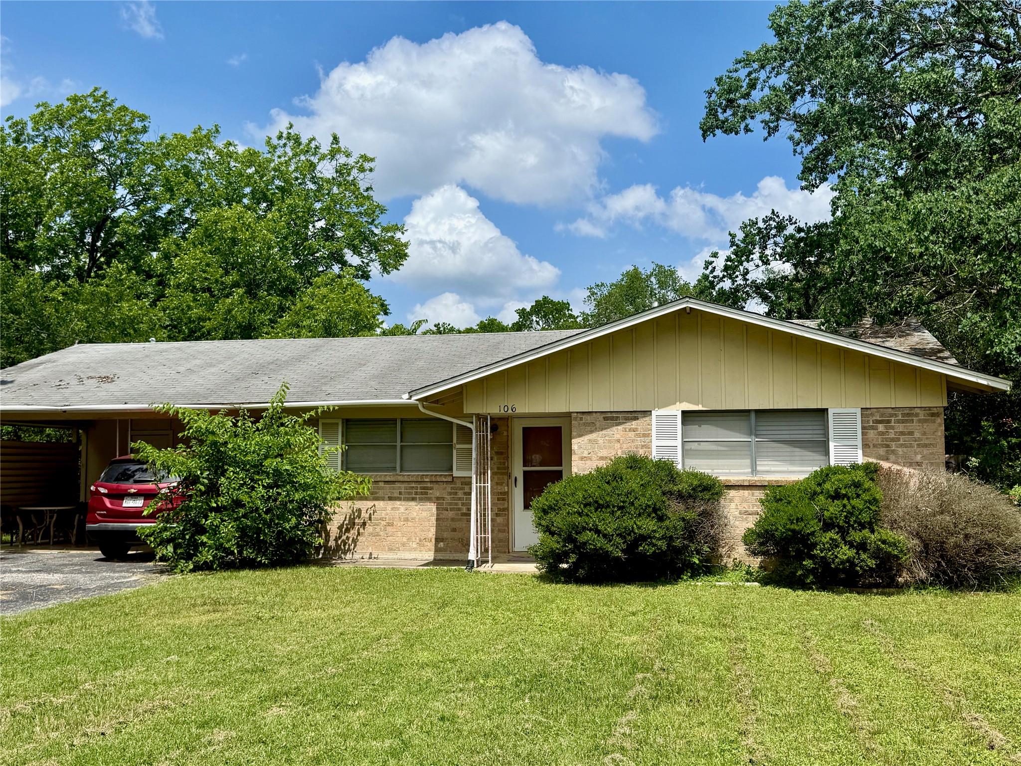 106 San Jacinto St, Lockhart, TX 78644