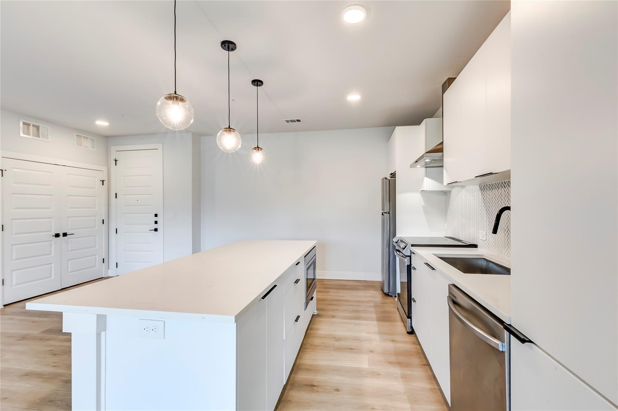 2500 Longview St # 402, Austin, TX 78705