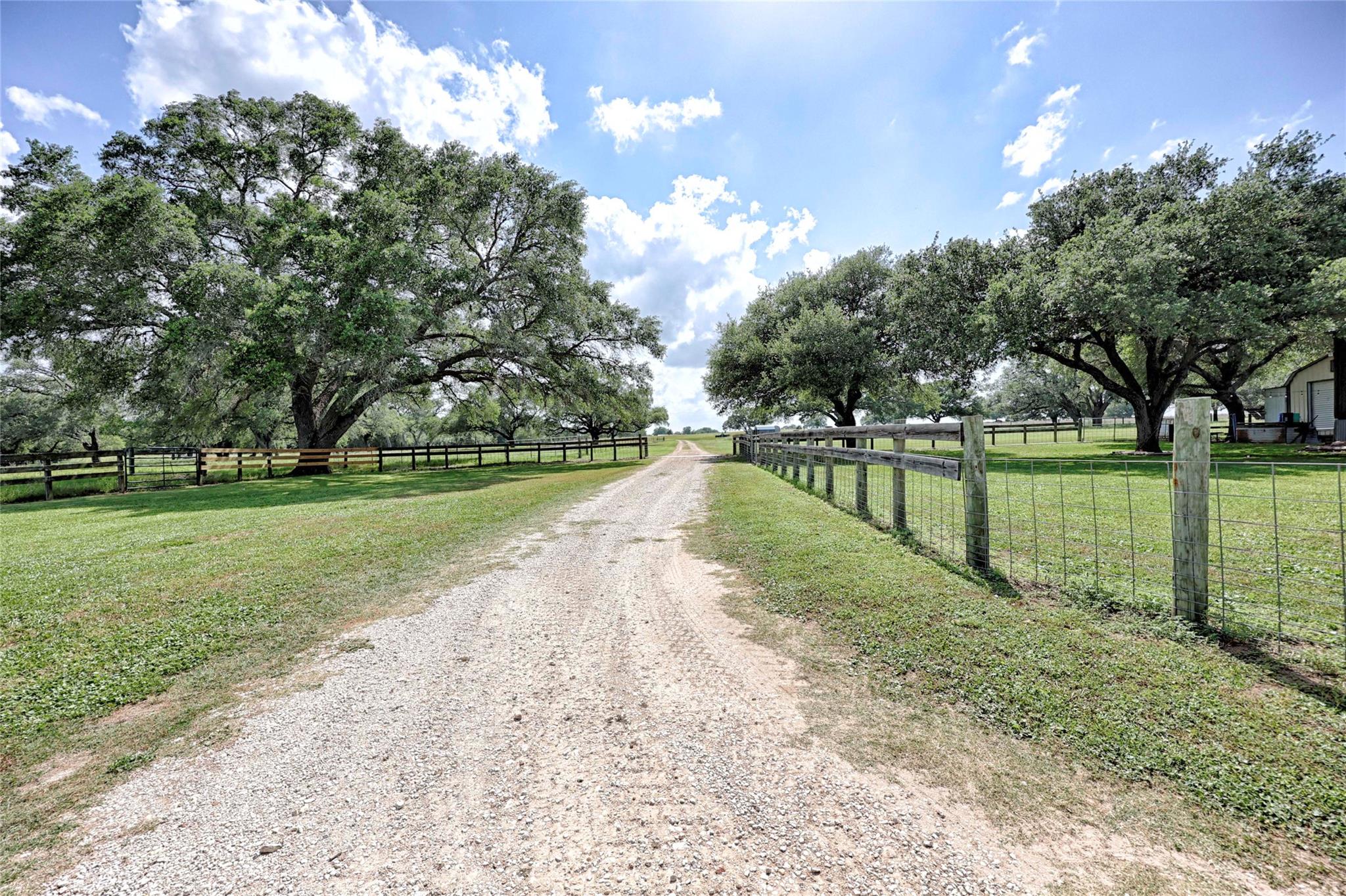 1276 County Road 216, Hallettsville, TX 77964