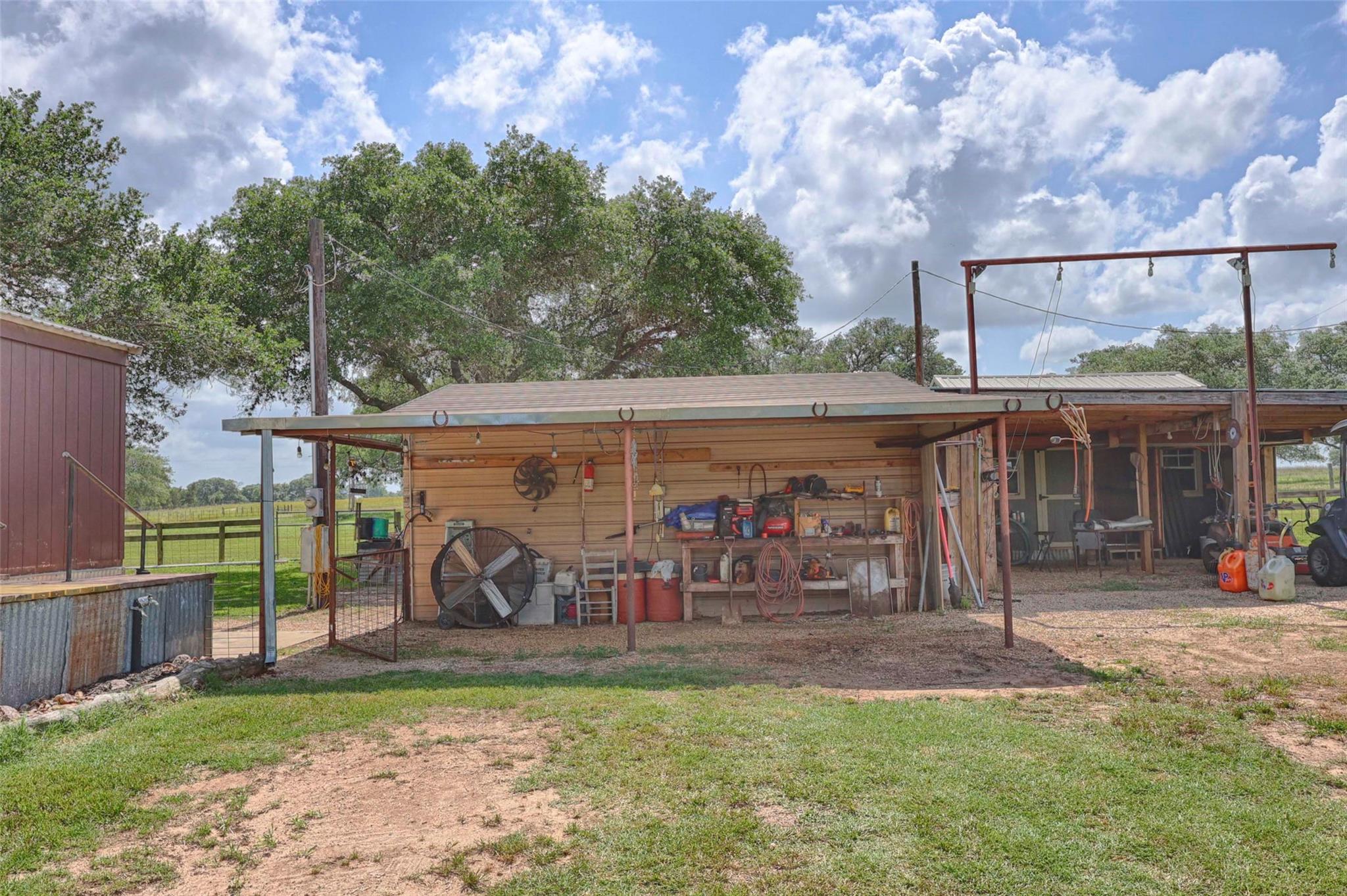 1276 County Road 216, Hallettsville, TX 77964
