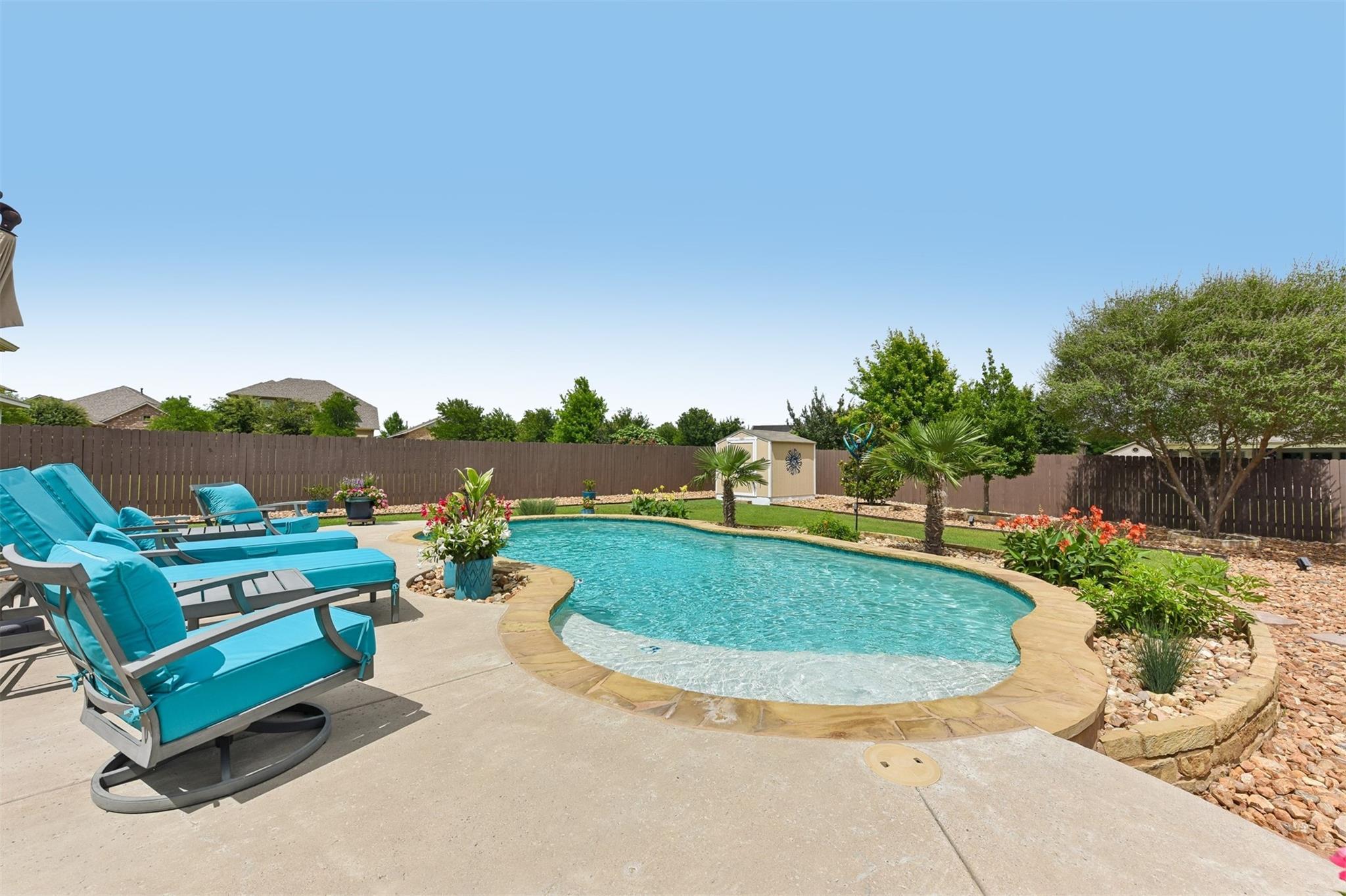 104 Skylark Ln, Hutto, TX 78634