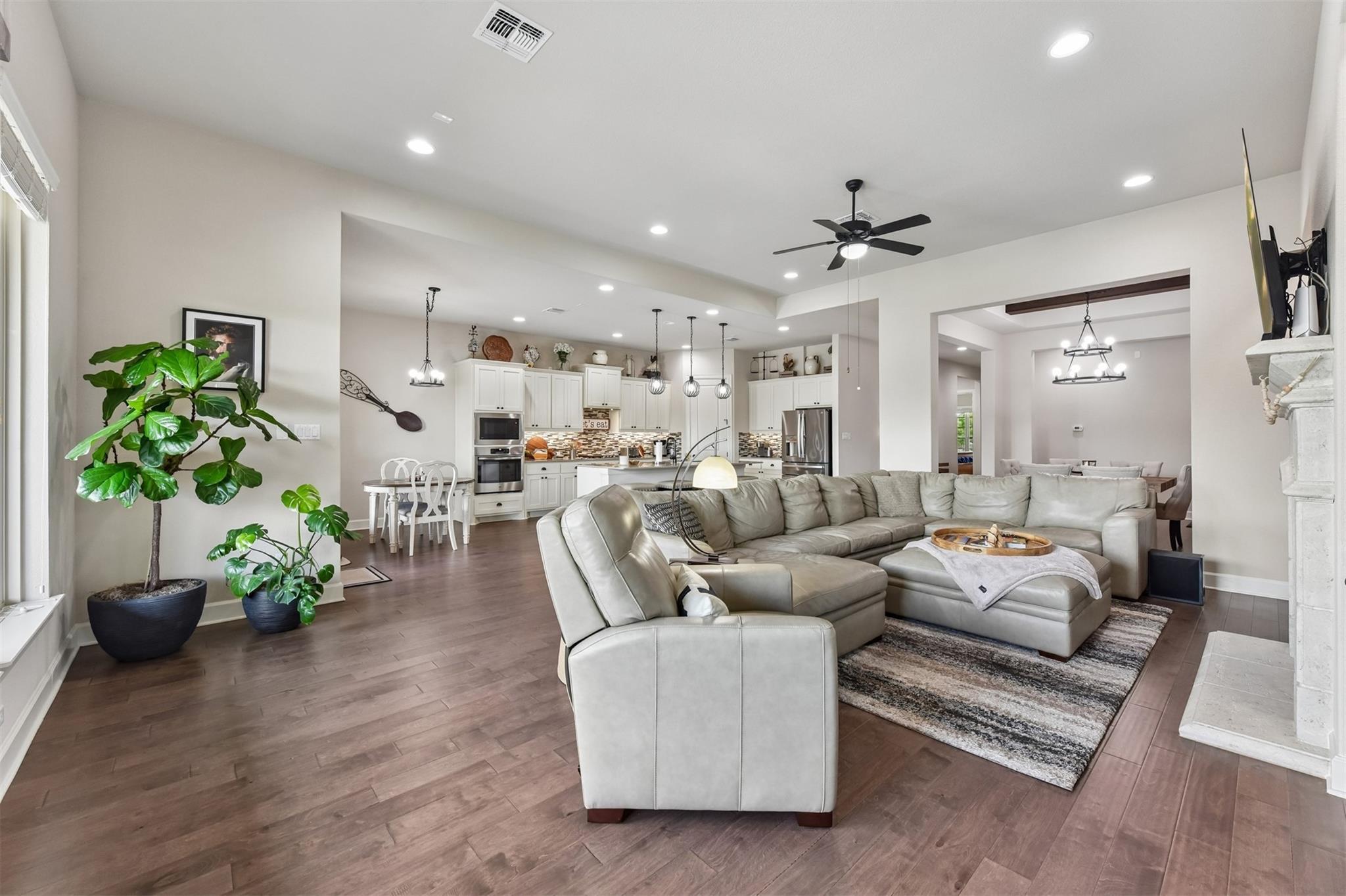 104 Skylark Ln, Hutto, TX 78634