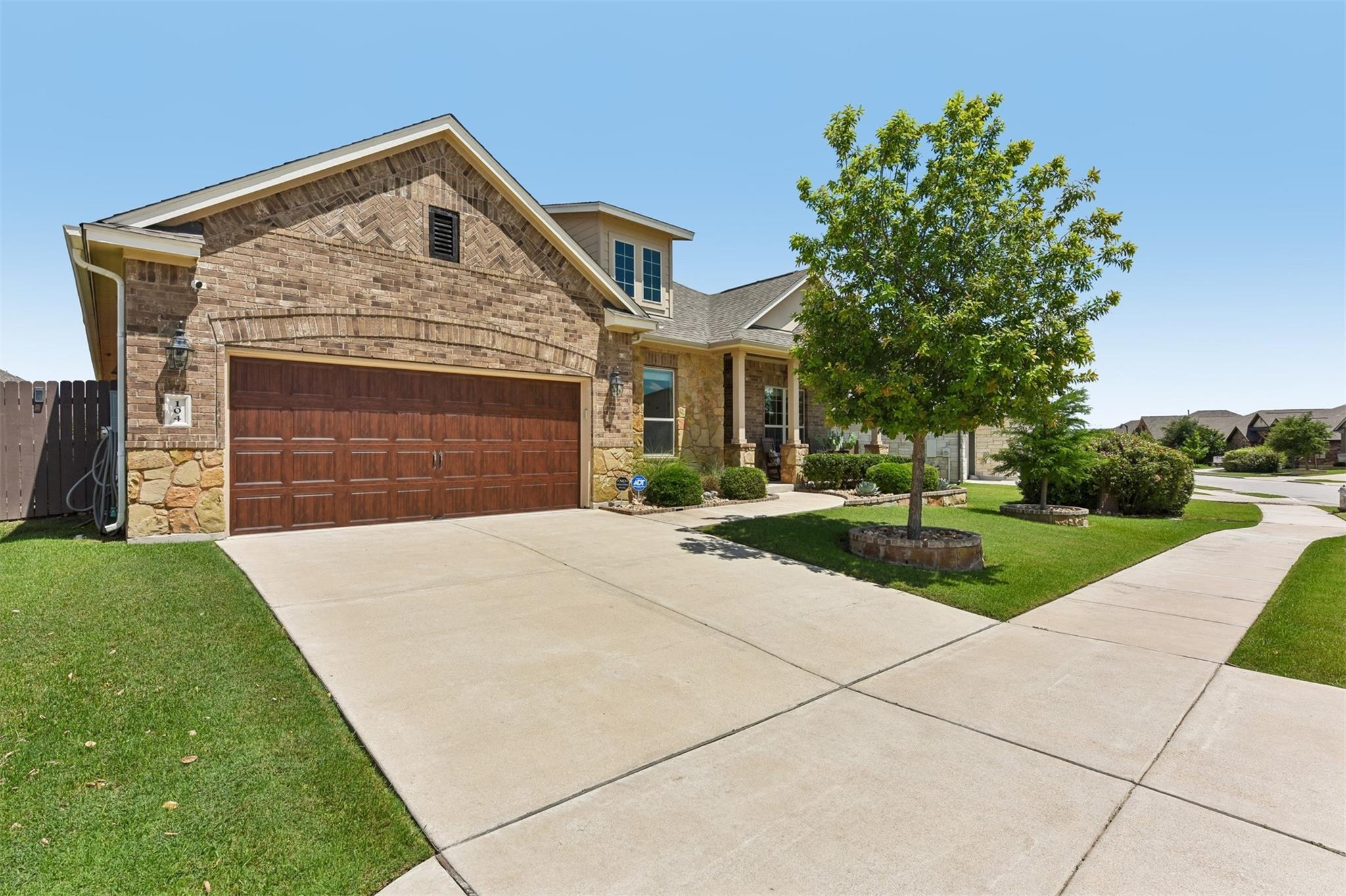 104 Skylark Ln, Hutto, TX 78634