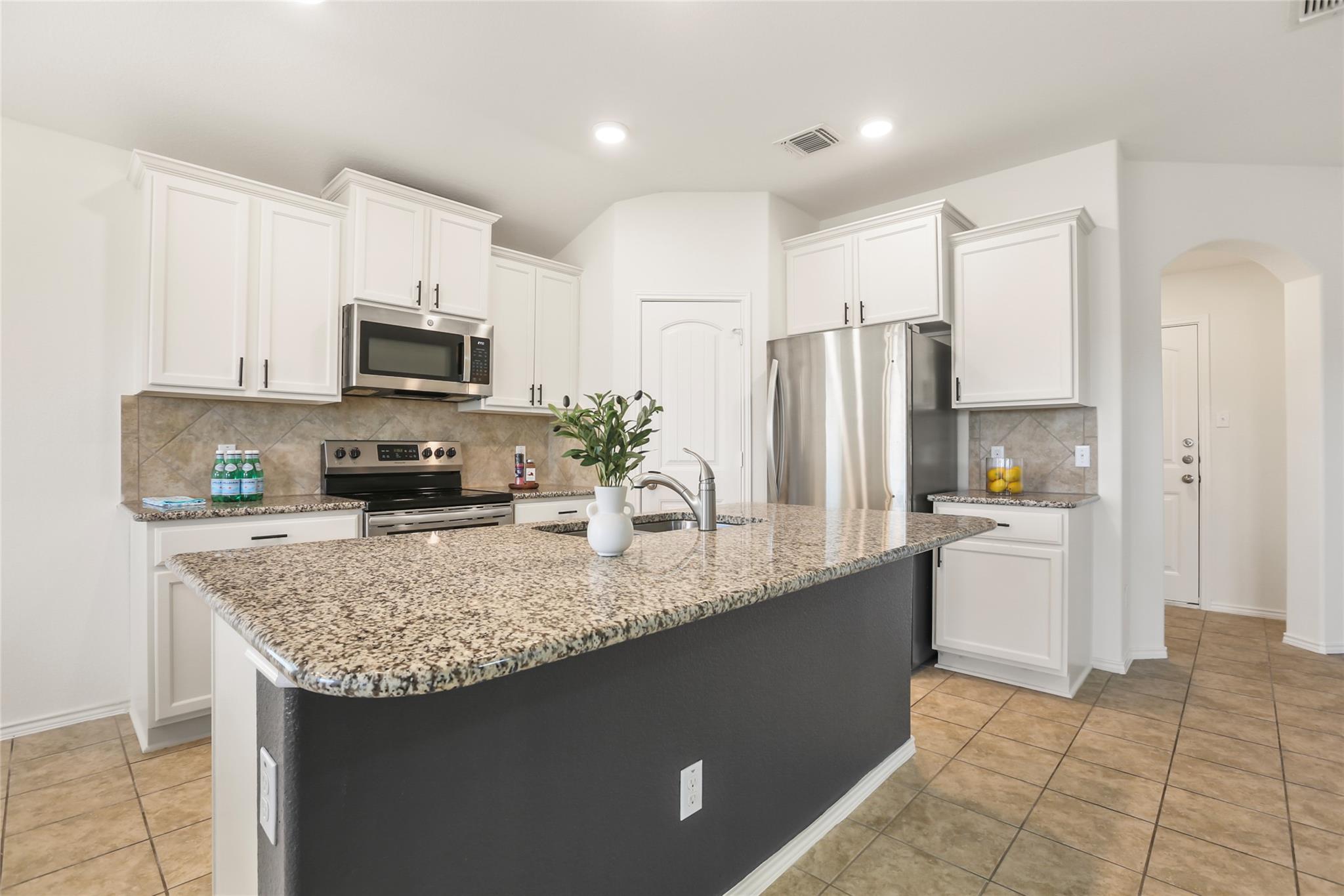 105 Plata Ln, Jarrell, TX 76537