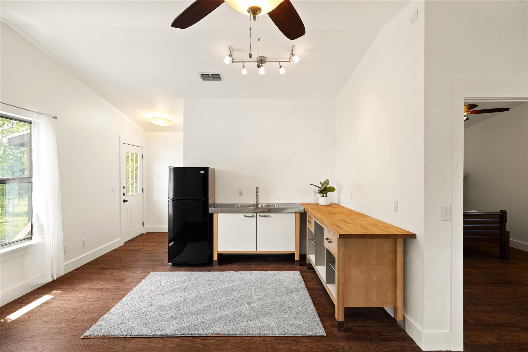 5605 McCarty Ln, Austin, TX 78749