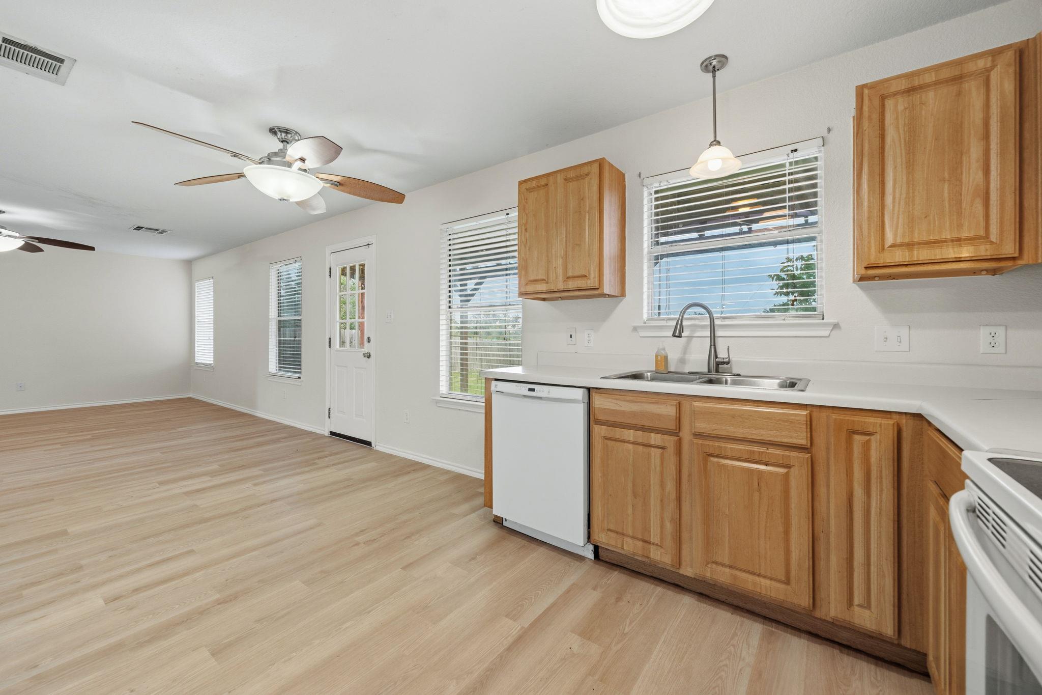 141 Meadow Park Dr, Georgetown, TX 78626