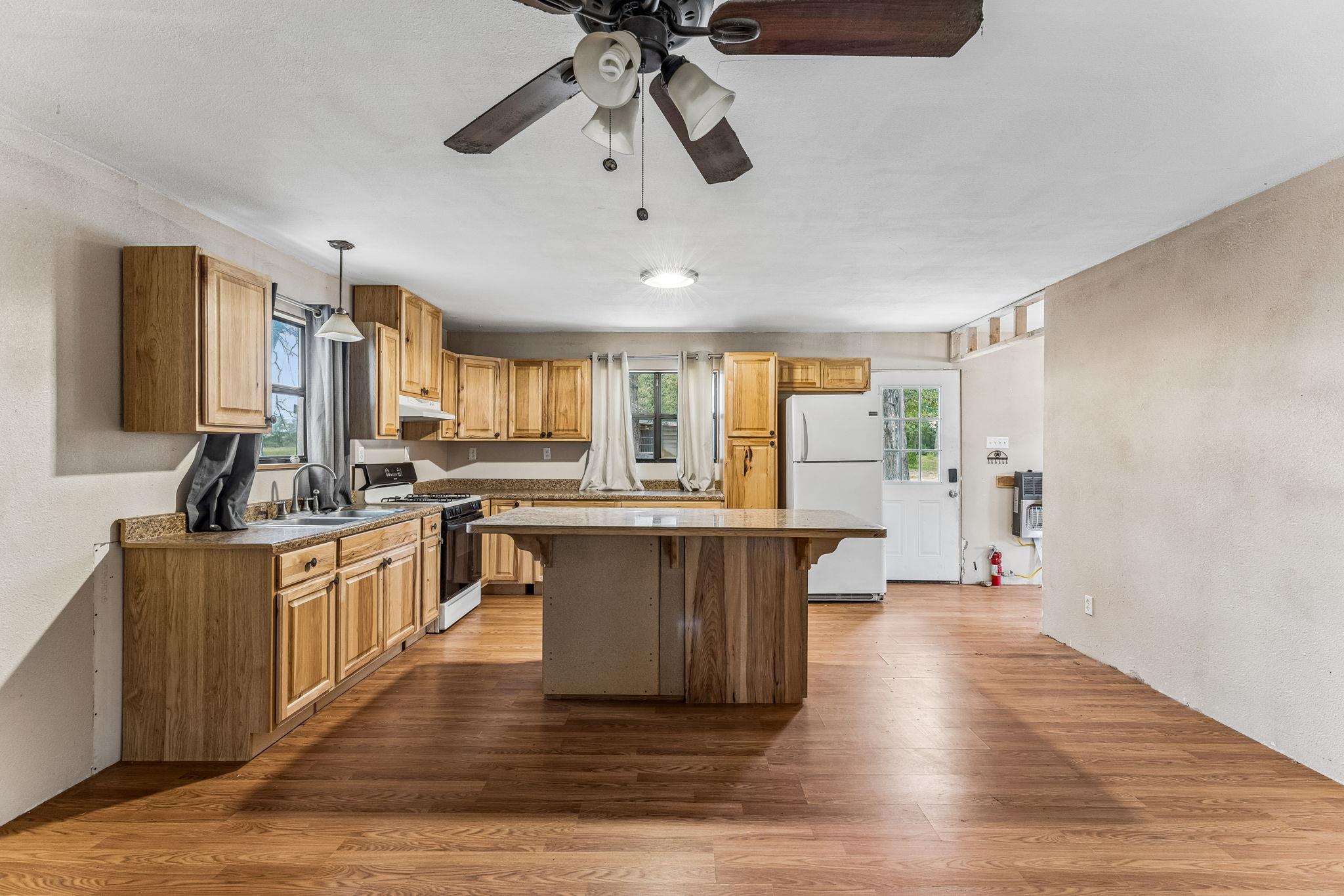 1811 W Old Lockhart Rd, West Point, TX 78963