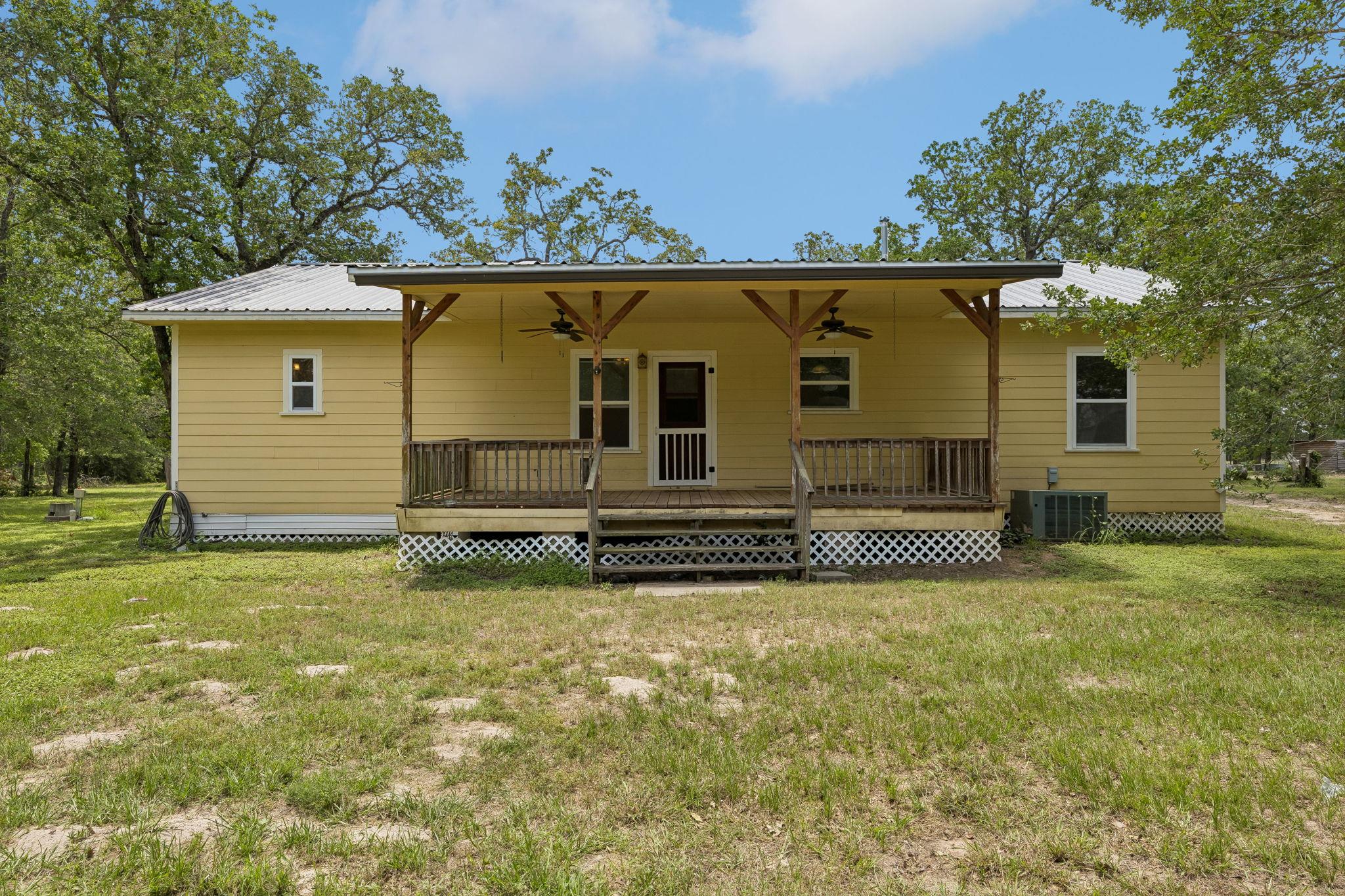 1811 W Old Lockhart Rd, West Point, TX 78963