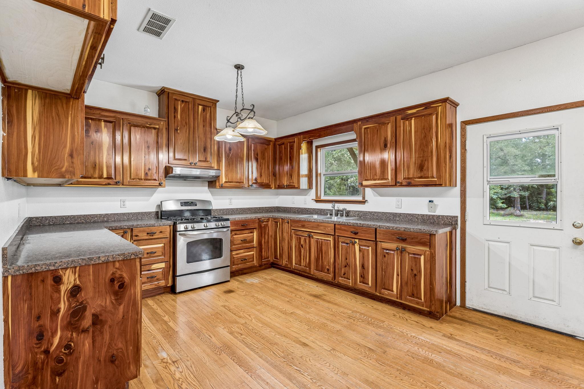 1811 W Old Lockhart Rd, West Point, TX 78963