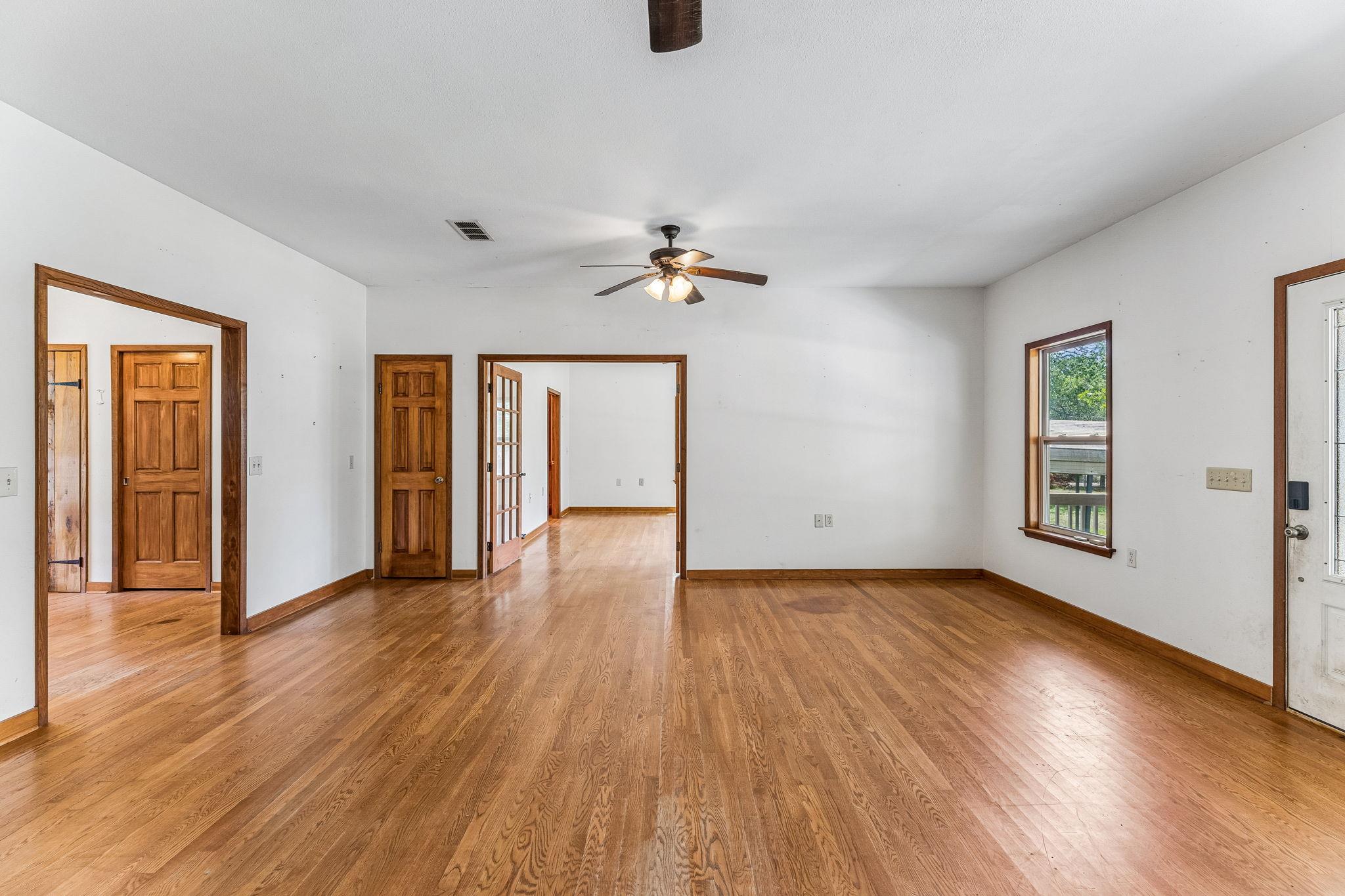 1811 W Old Lockhart Rd, West Point, TX 78963