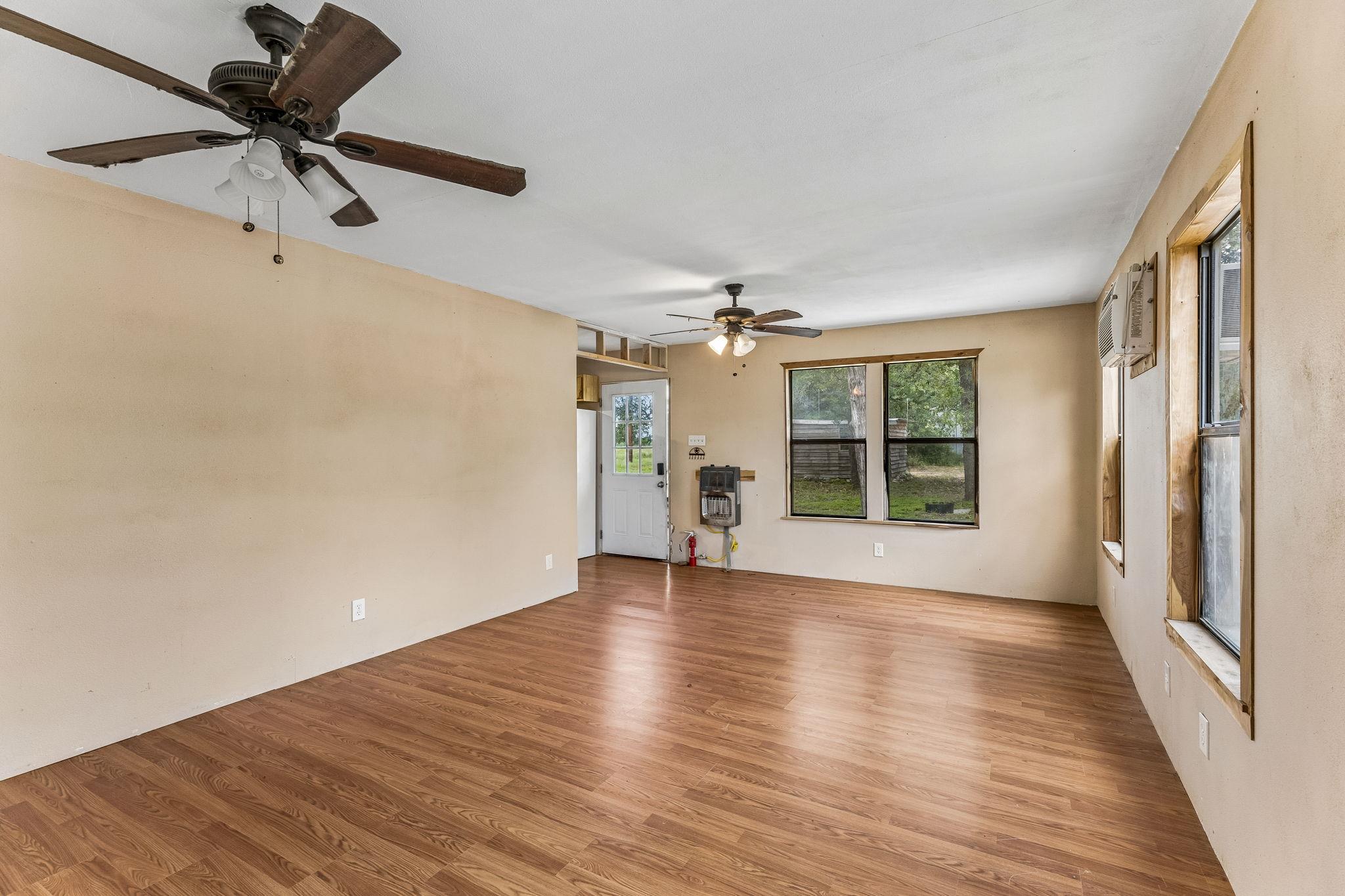 1811 W Old Lockhart Rd, West Point, TX 78963
