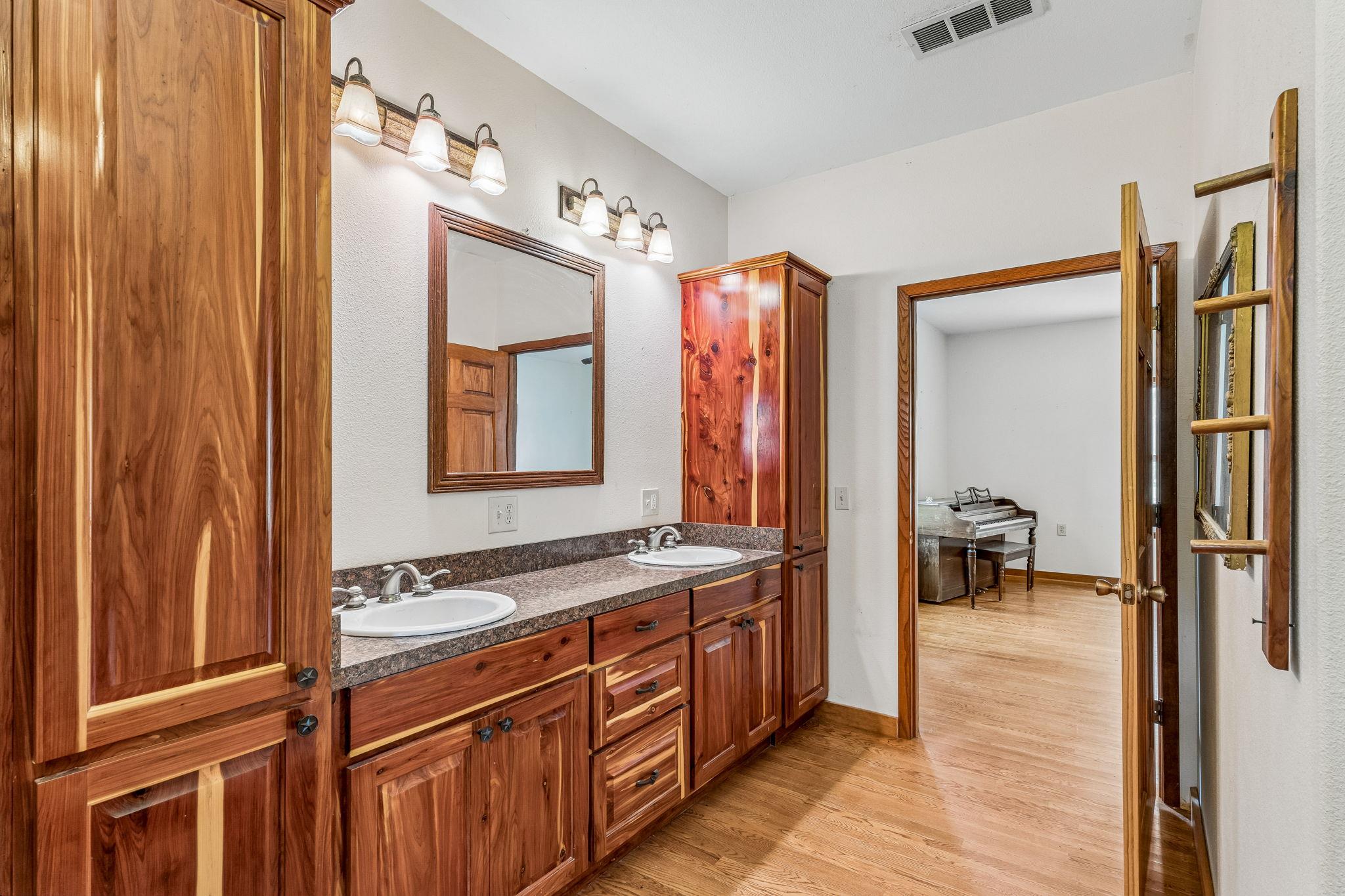 1811 W Old Lockhart Rd, West Point, TX 78963