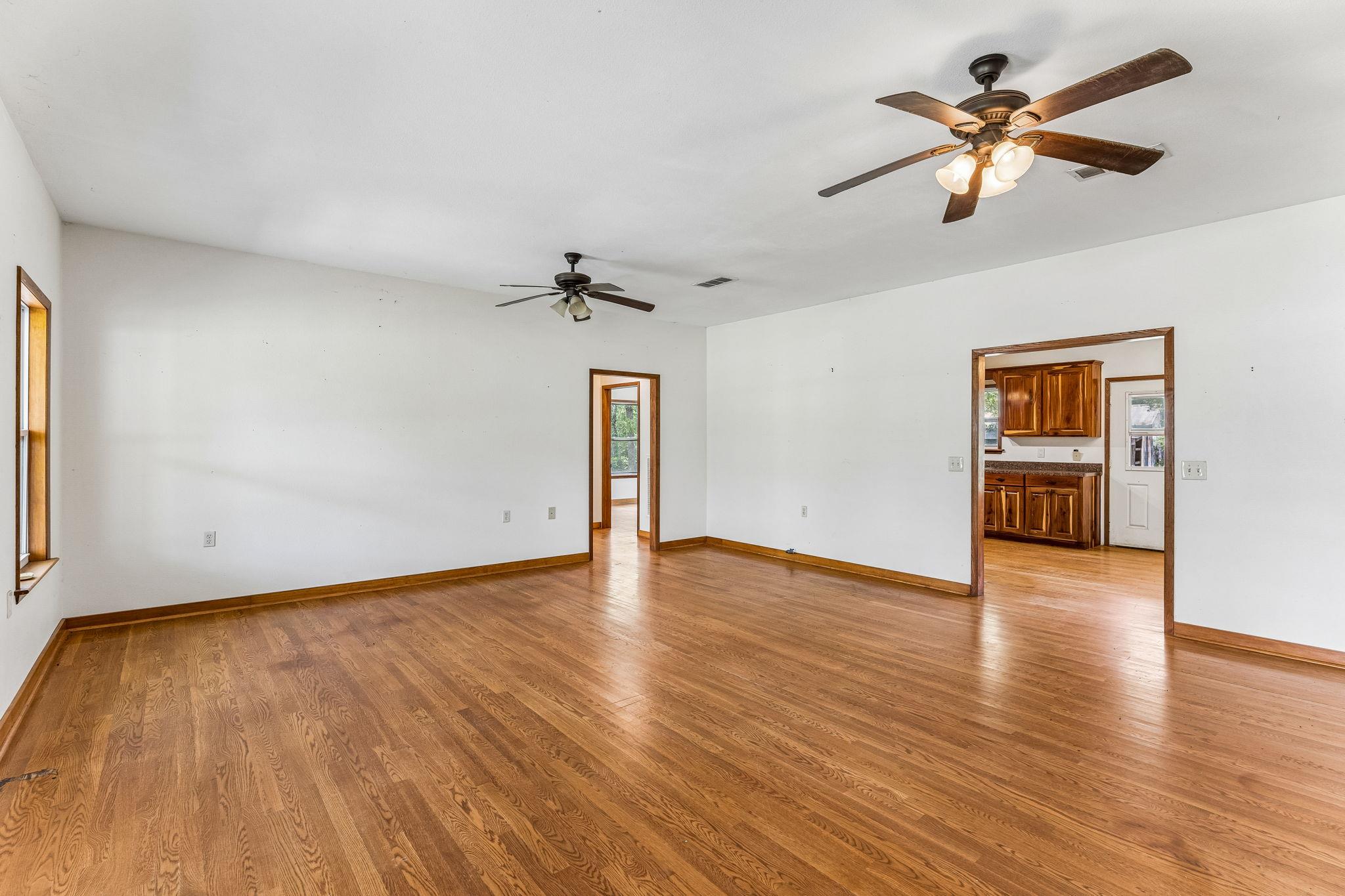 1811 W Old Lockhart Rd, West Point, TX 78963