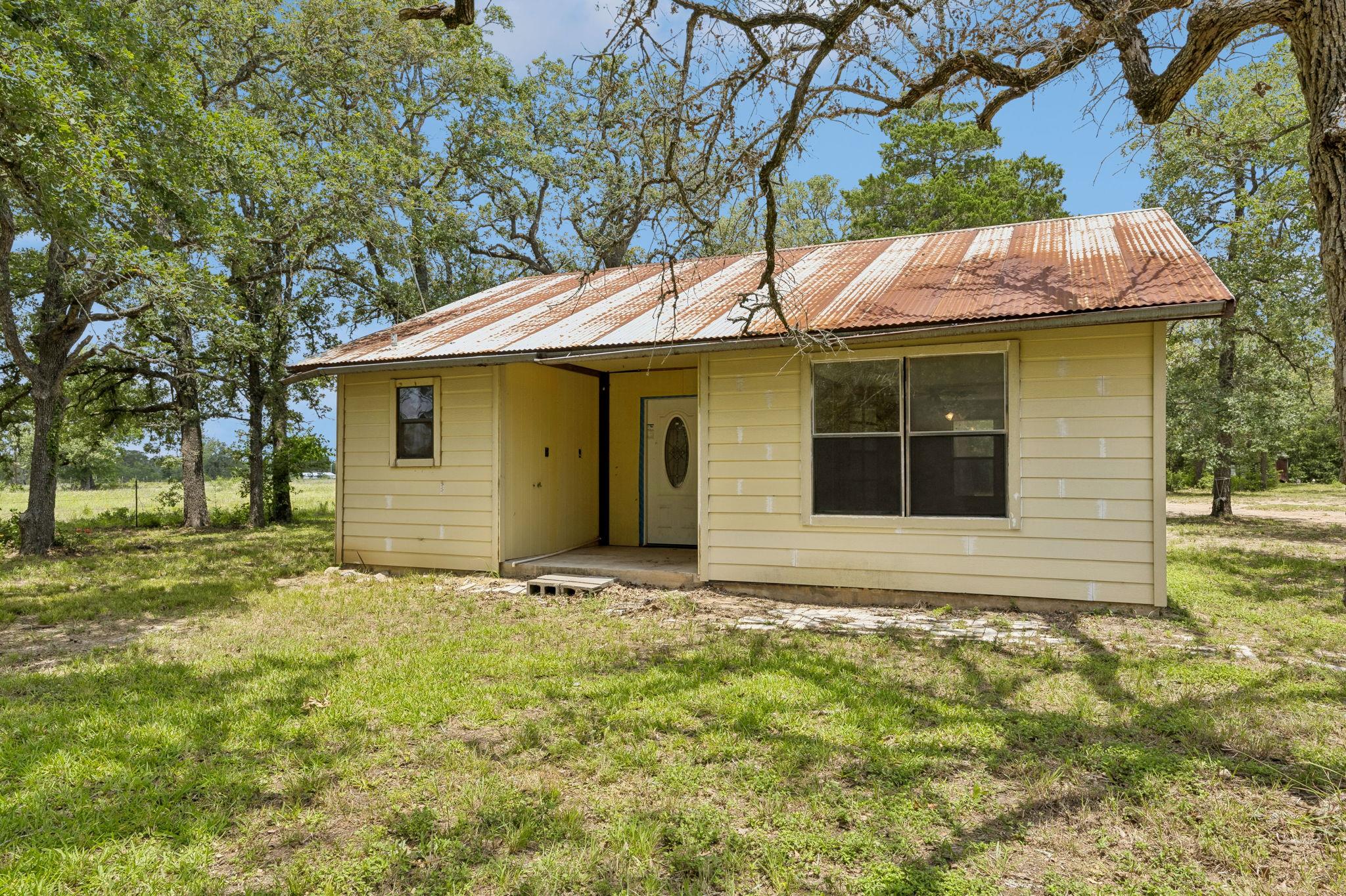 1811 W Old Lockhart Rd, West Point, TX 78963