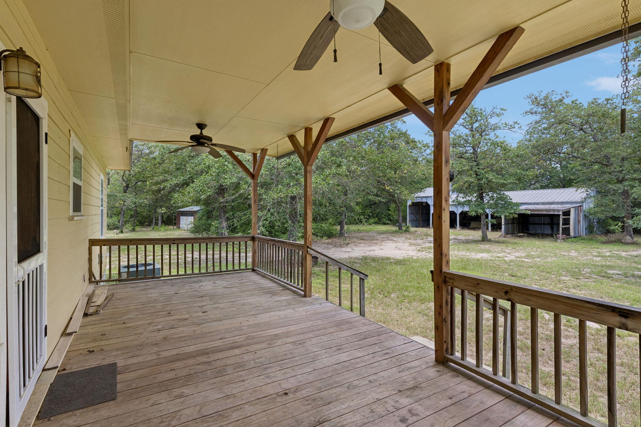 1811 W Old Lockhart Rd, West Point, TX 78963