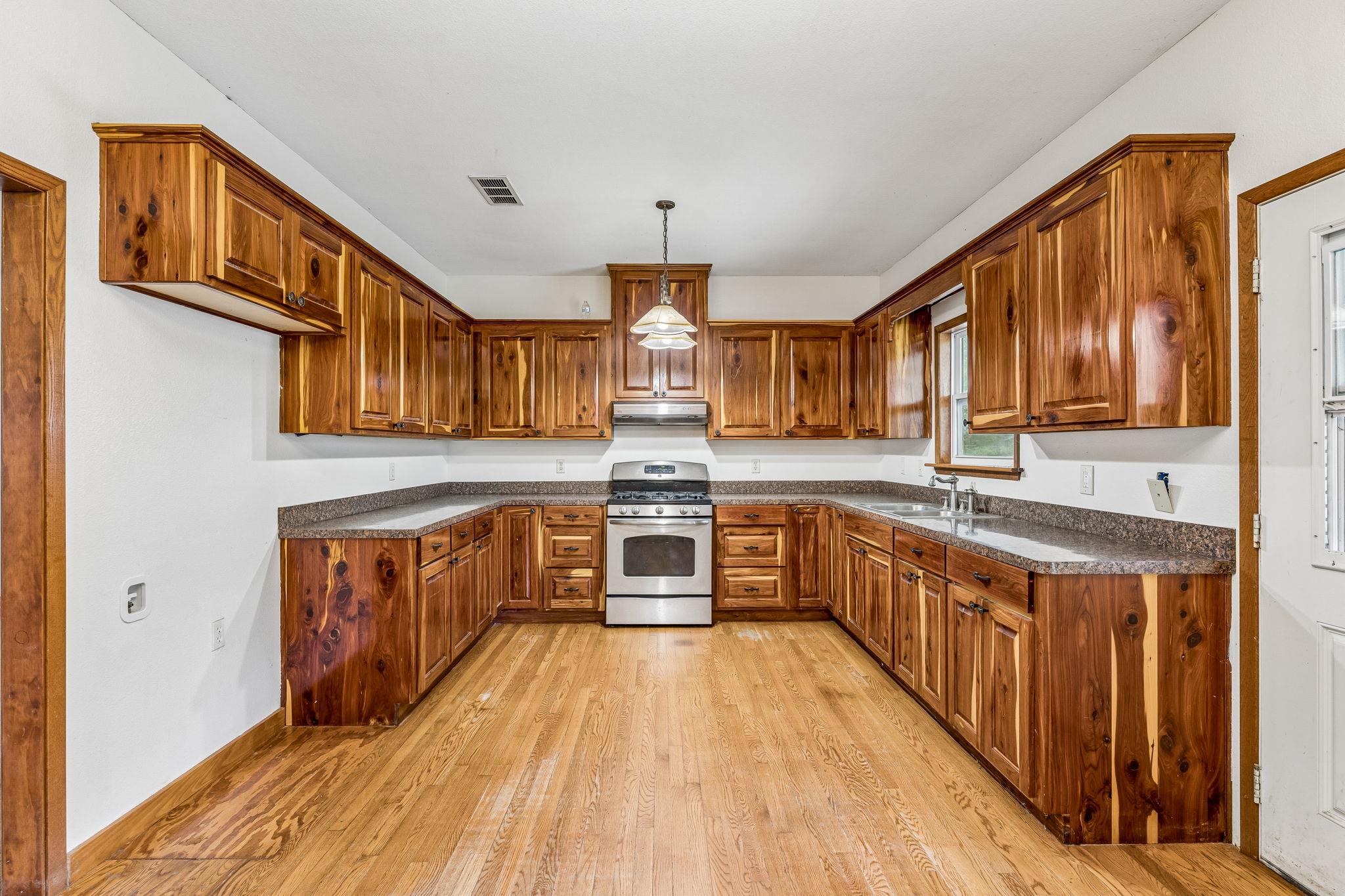 1811 W Old Lockhart Rd, West Point, TX 78963