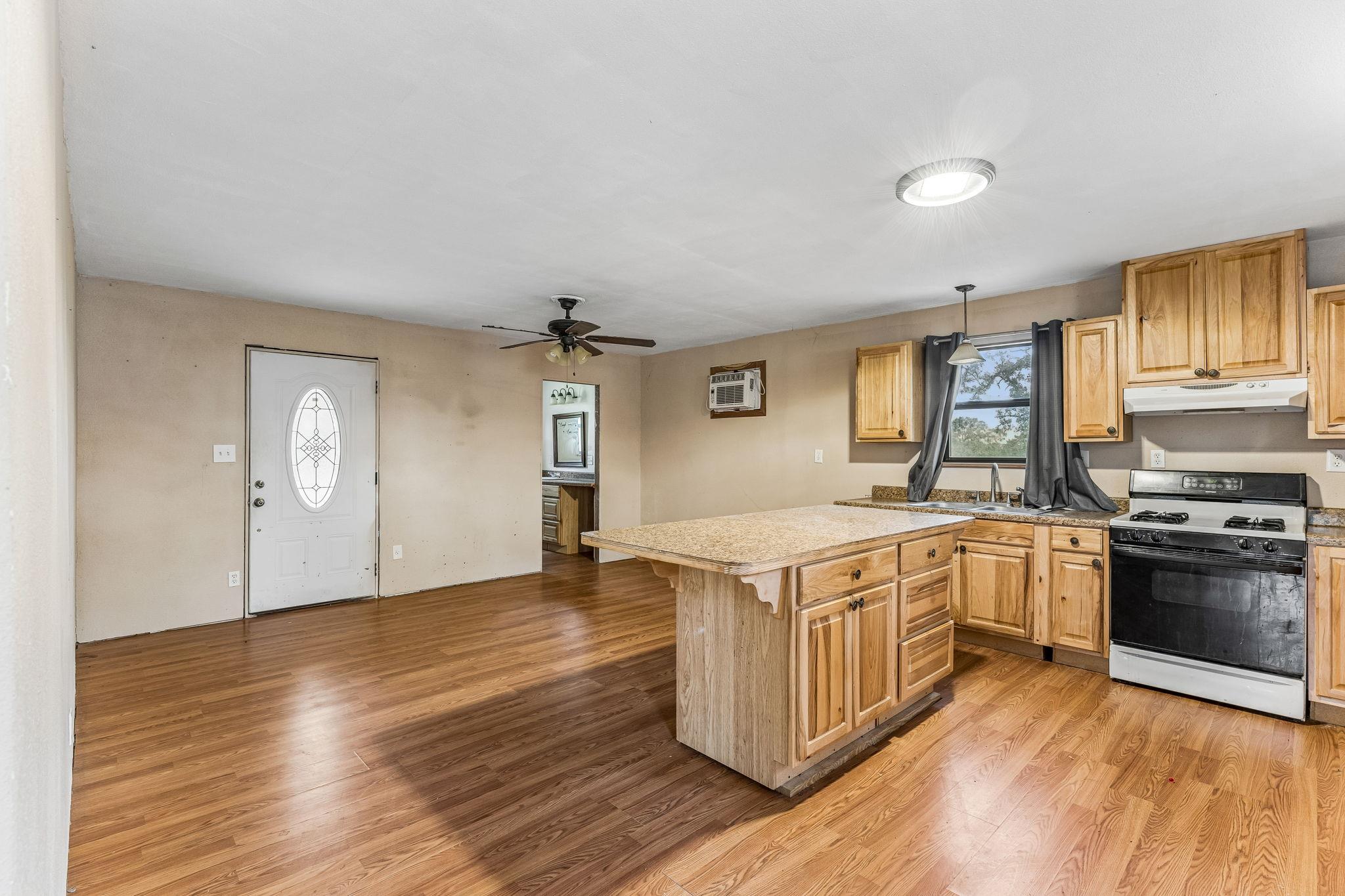 1811 W Old Lockhart Rd, West Point, TX 78963