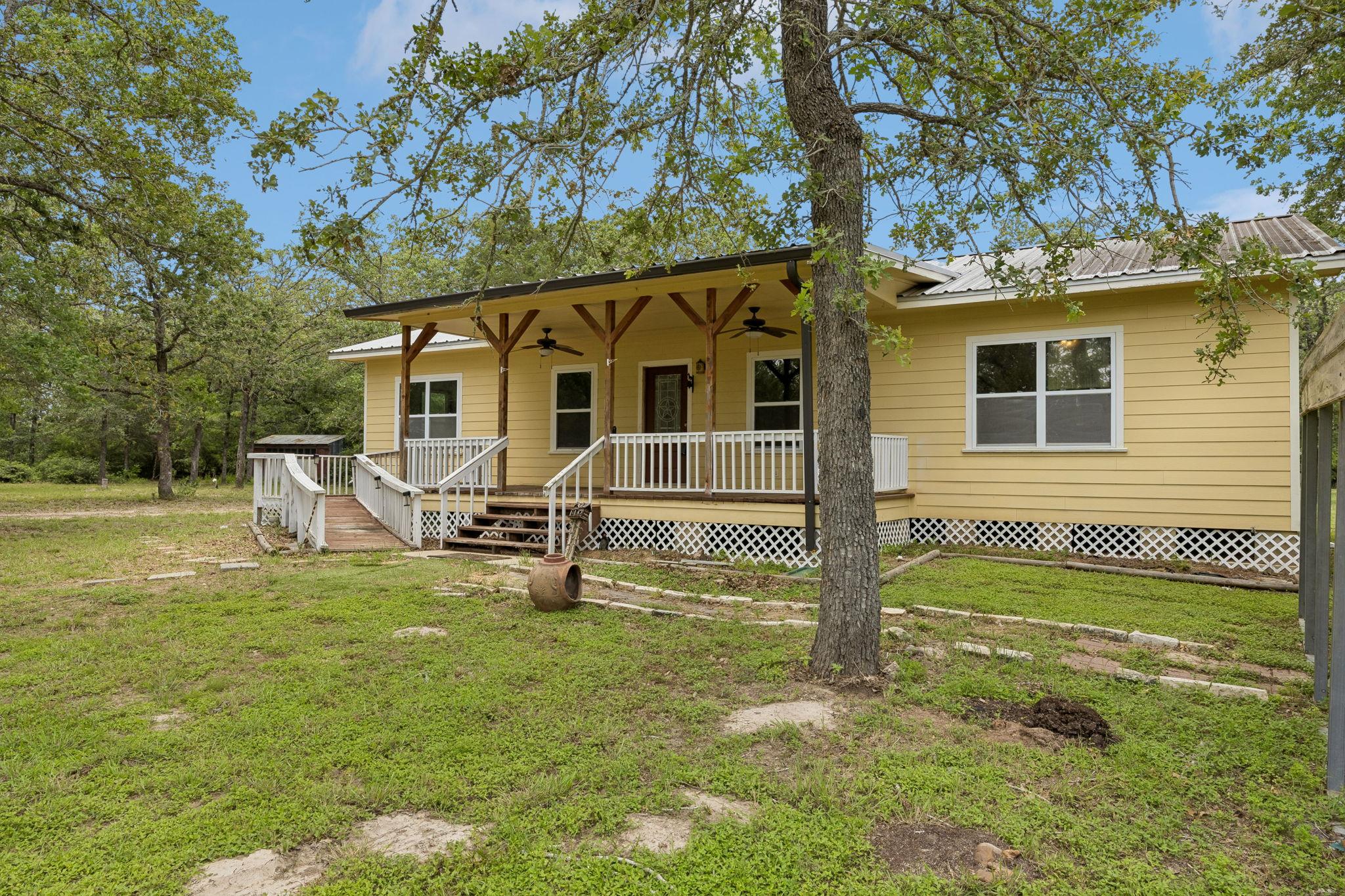 1811 W Old Lockhart Rd, West Point, TX 78963