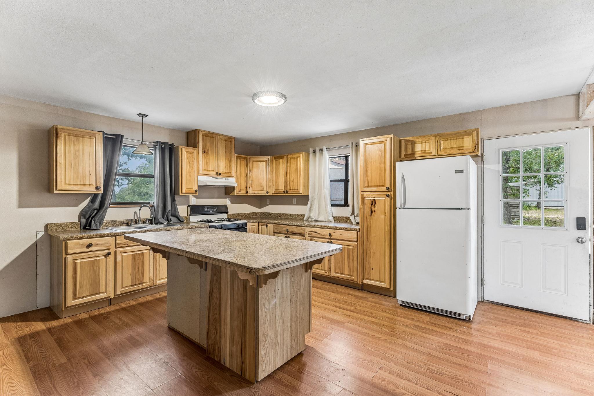 1811 W Old Lockhart Rd, West Point, TX 78963