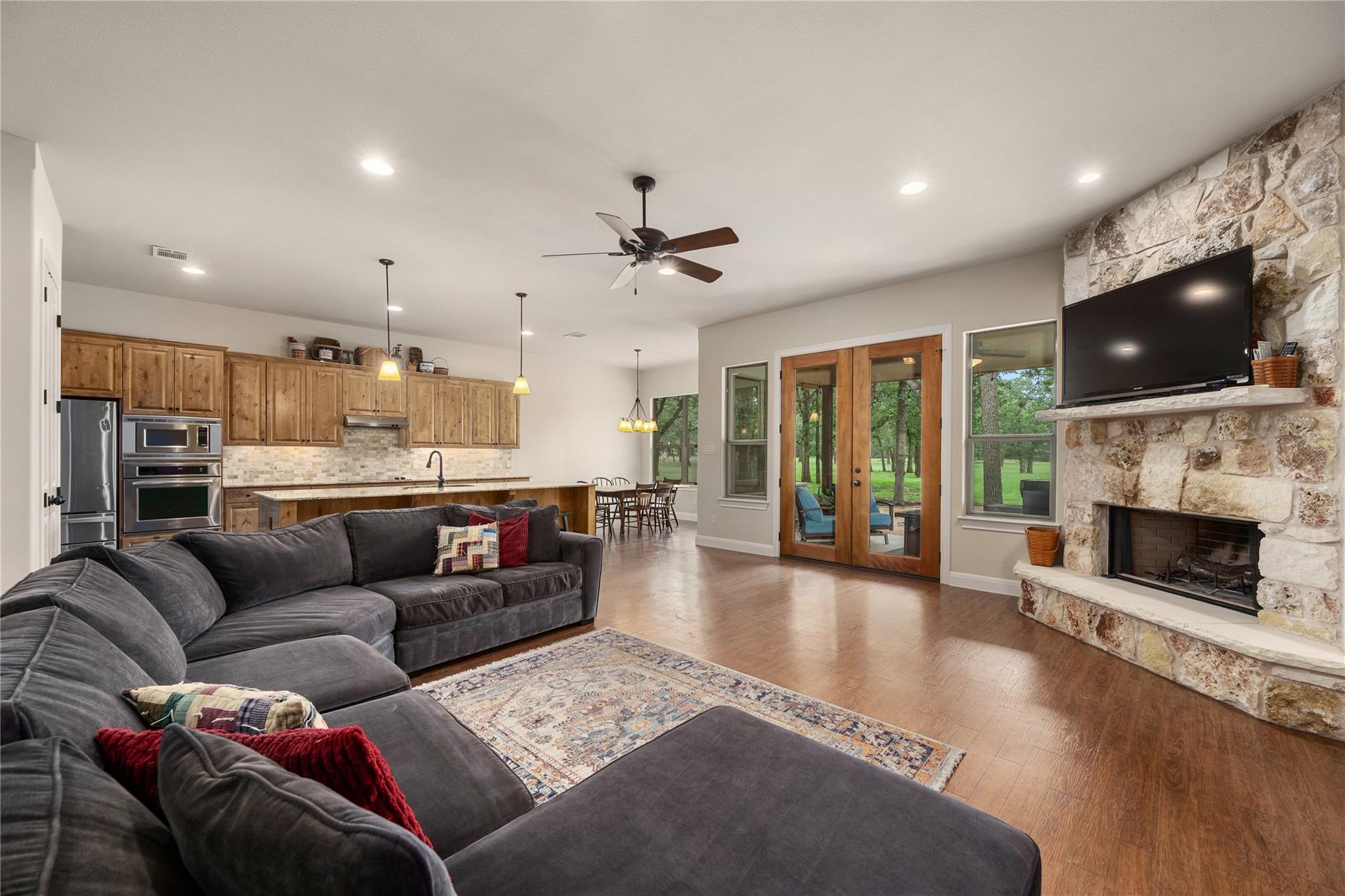 216 Independence Dr, Georgetown, TX 78633