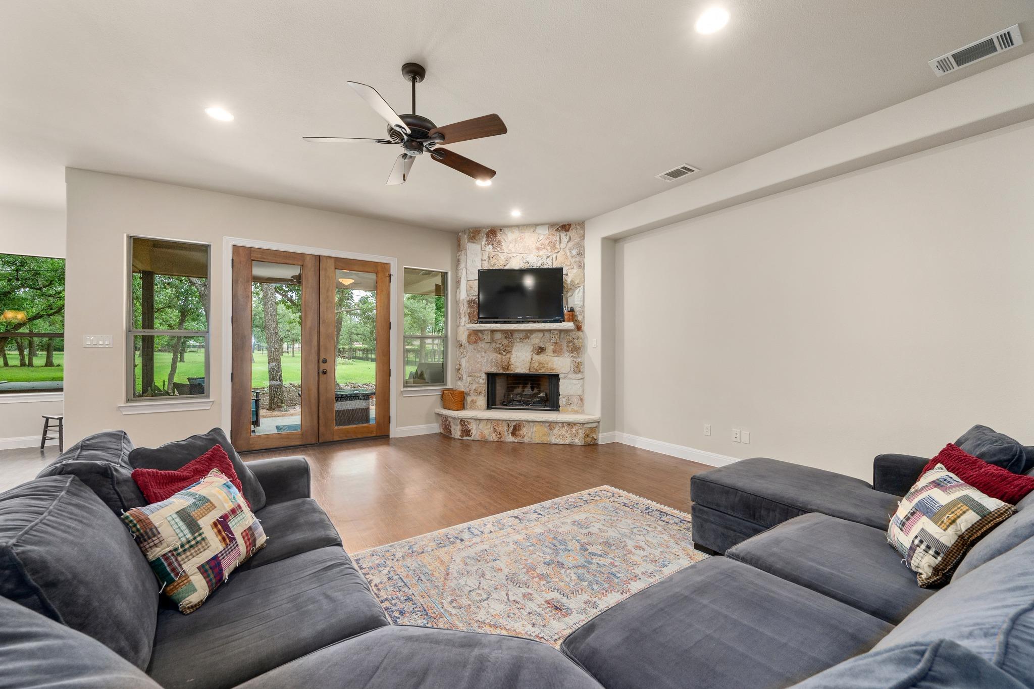 216 Independence Dr, Georgetown, TX 78633