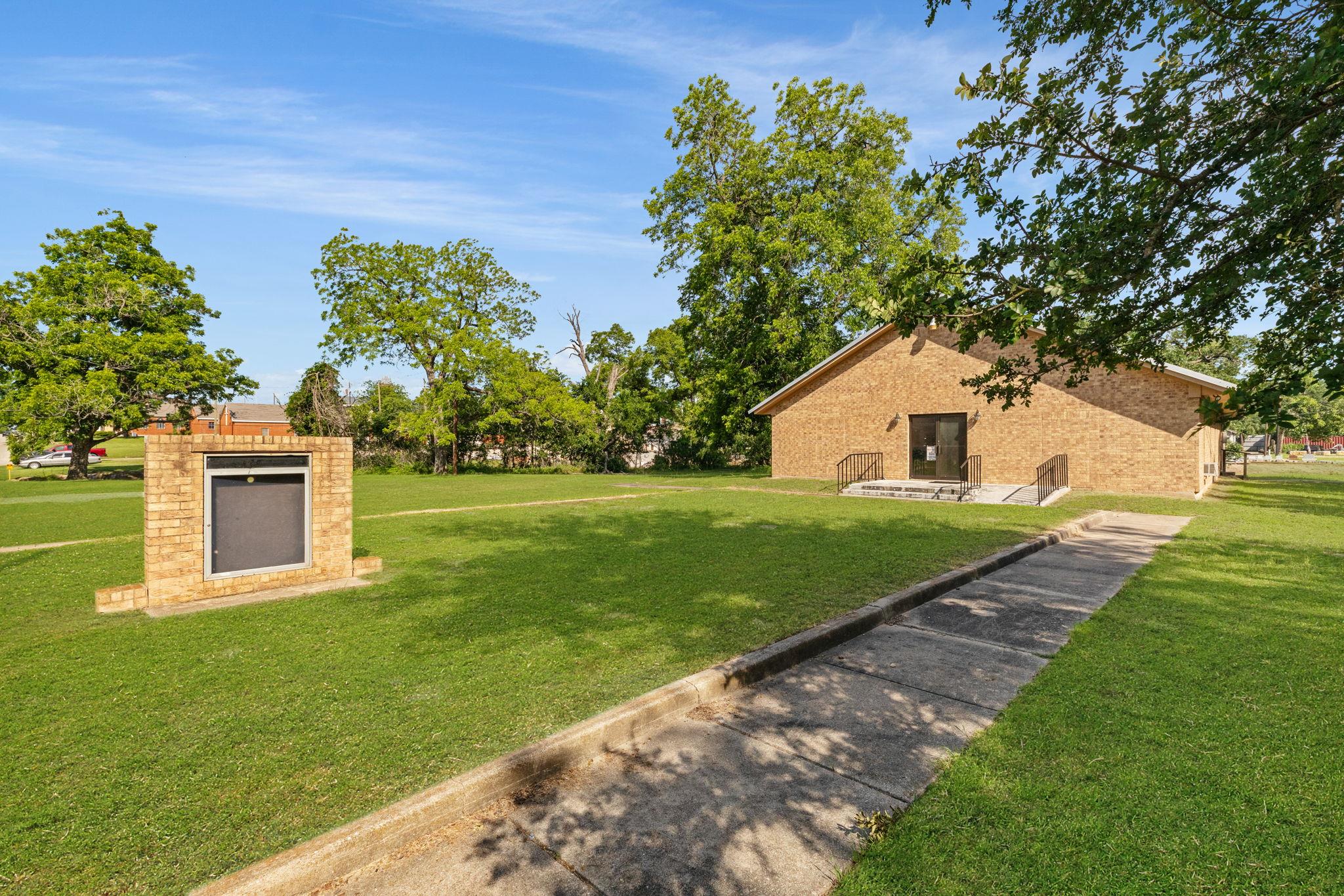 345 W Bell Ave, Rockdale, TX 76567
