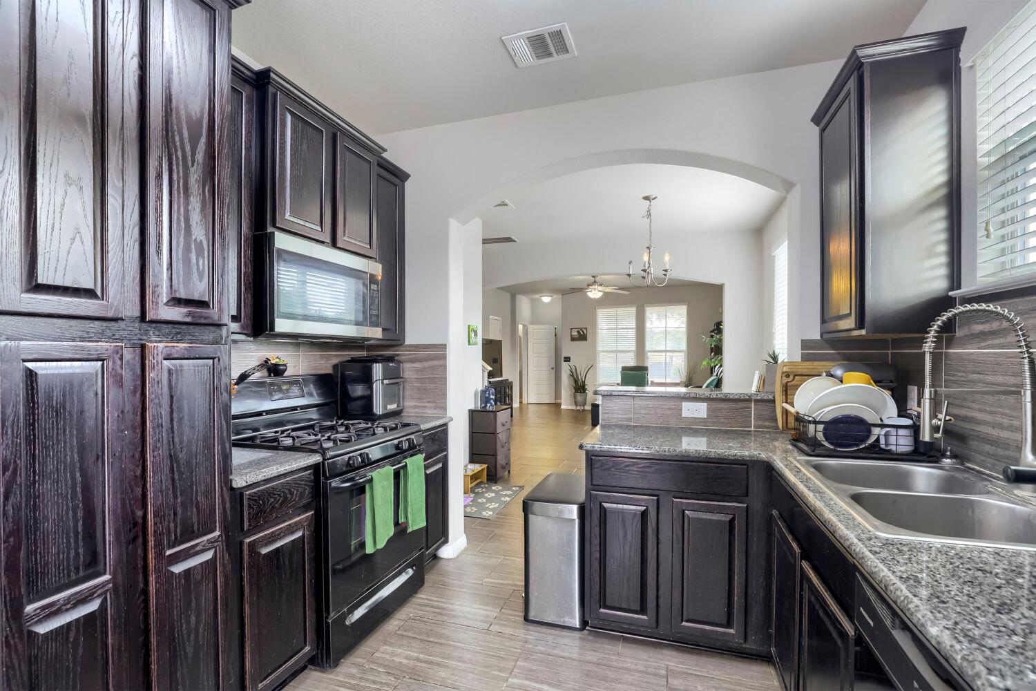 525 N Heatherwilde Blvd, Pflugerville, TX 78660