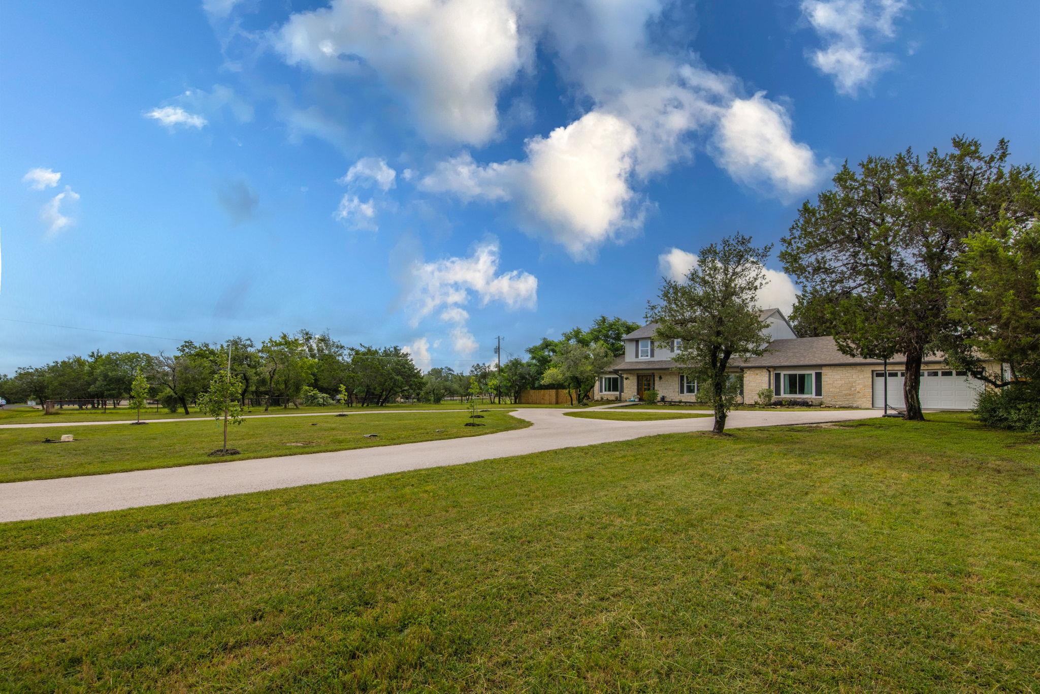 411 Carriage Oaks Dr, Liberty Hill, TX 78642