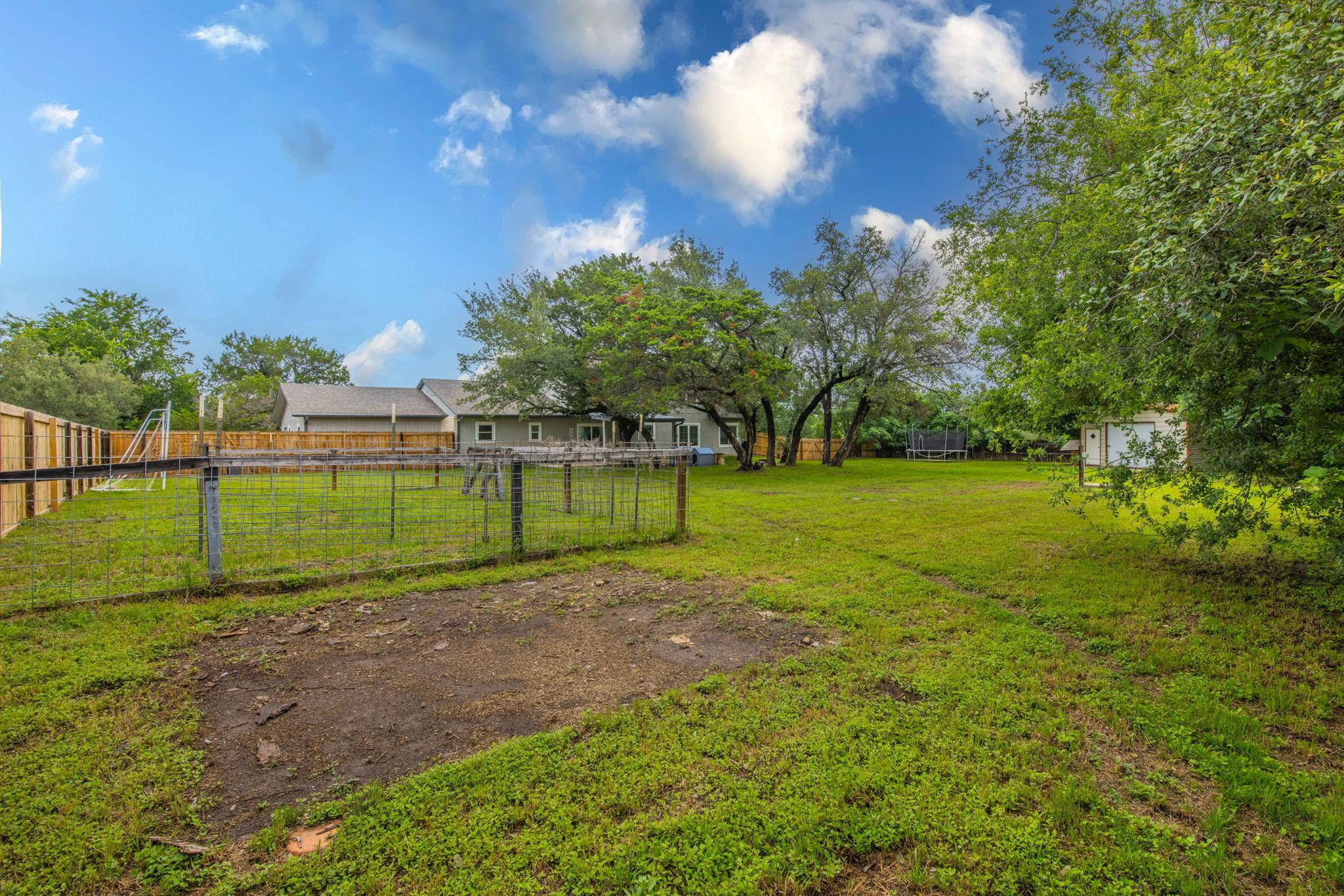 411 Carriage Oaks Dr, Liberty Hill, TX 78642