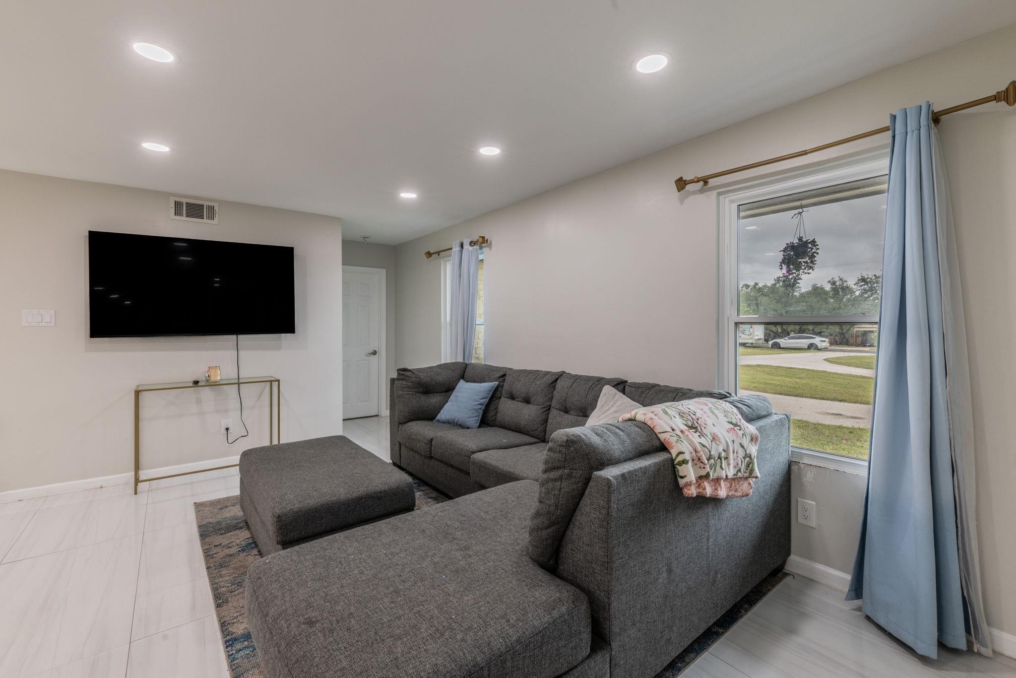 411 Carriage Oaks Dr, Liberty Hill, TX 78642