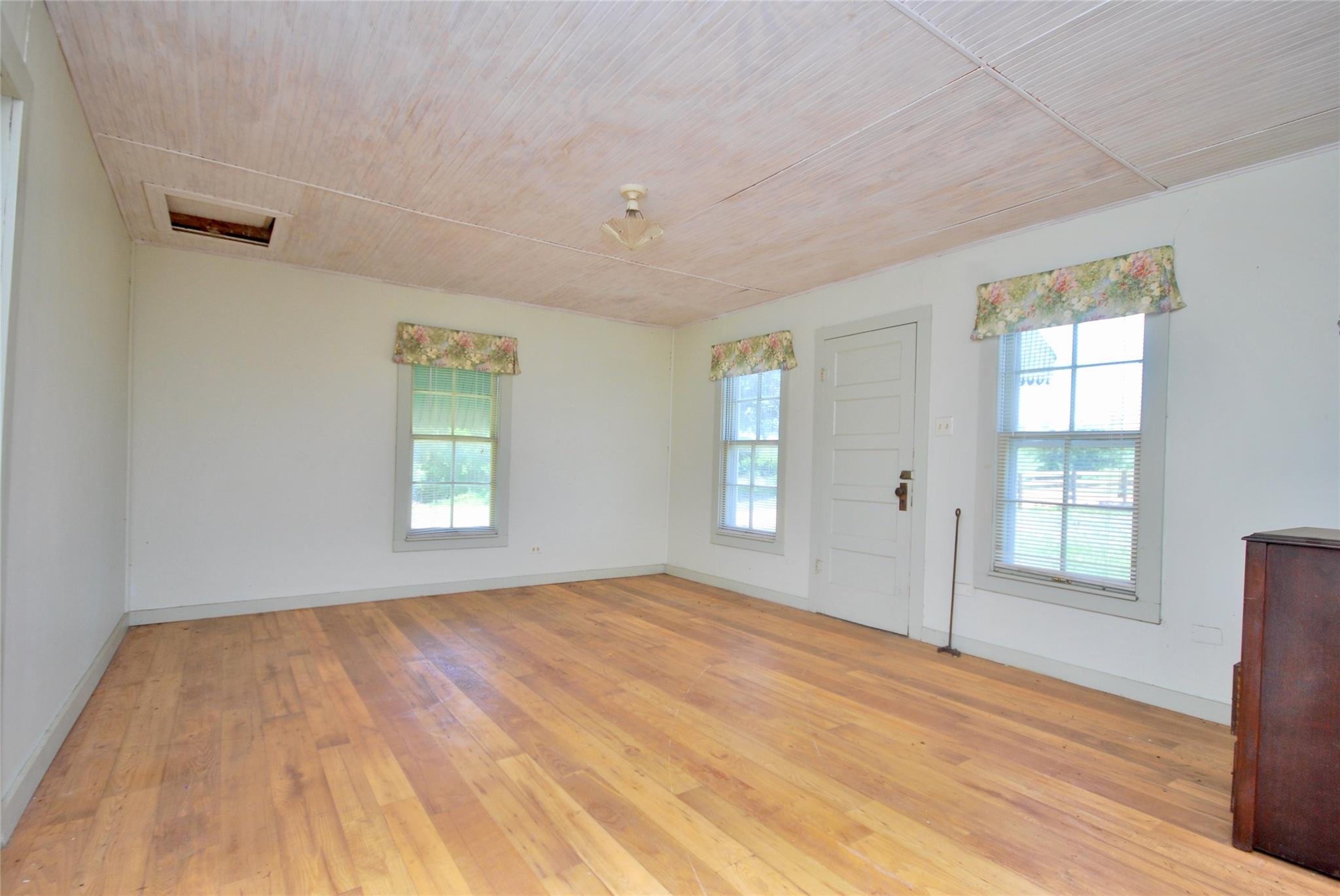 1070 Muehr Rd, Weimar, TX 78962