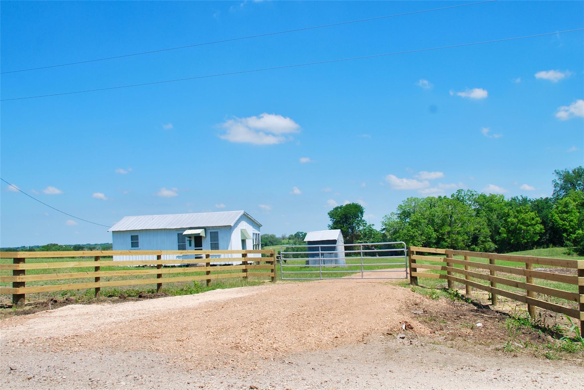 1070 Muehr Rd, Weimar, TX 78962