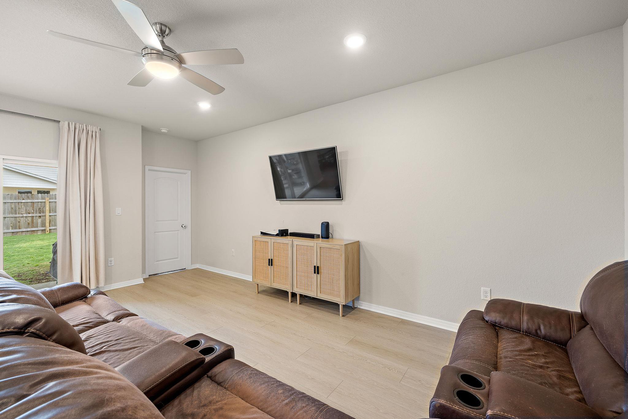 142 Prairie Falls Dr, Hutto, TX 78634
