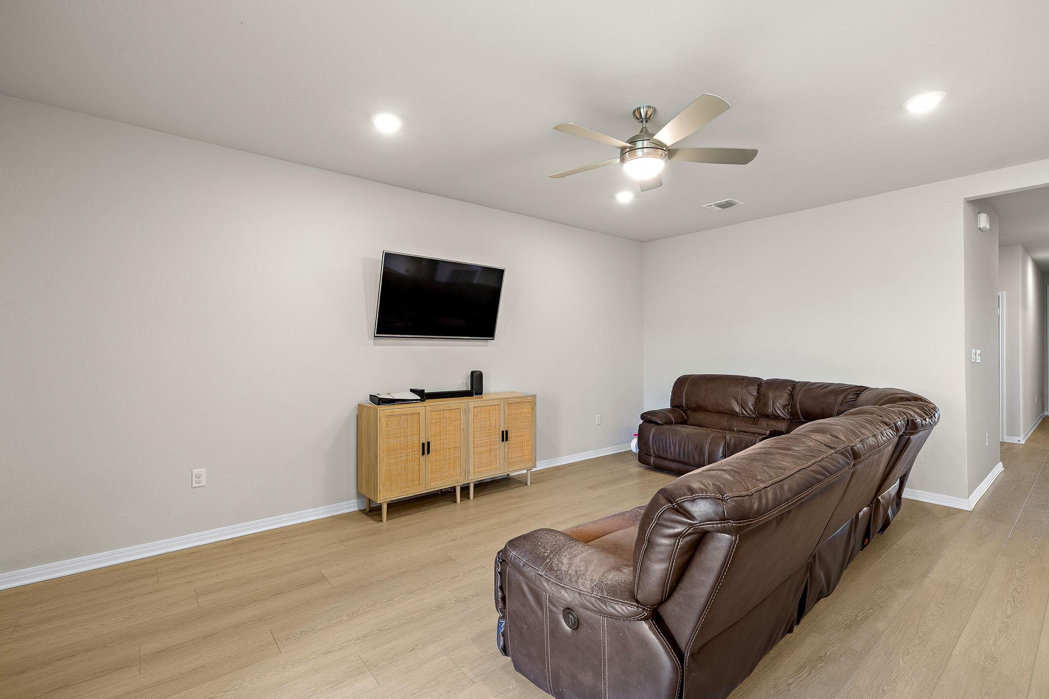 142 Prairie Falls Dr, Hutto, TX 78634