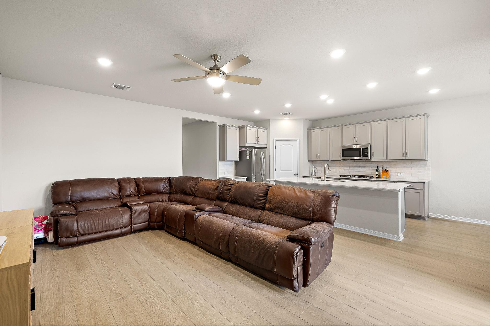 142 Prairie Falls Dr, Hutto, TX 78634