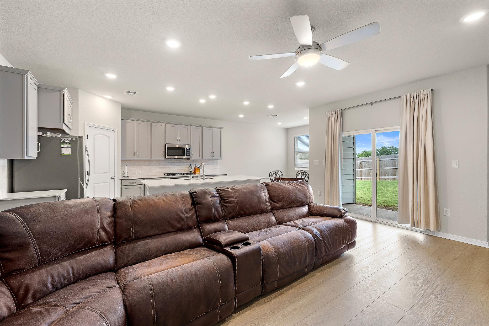 142 Prairie Falls Dr, Hutto, TX 78634