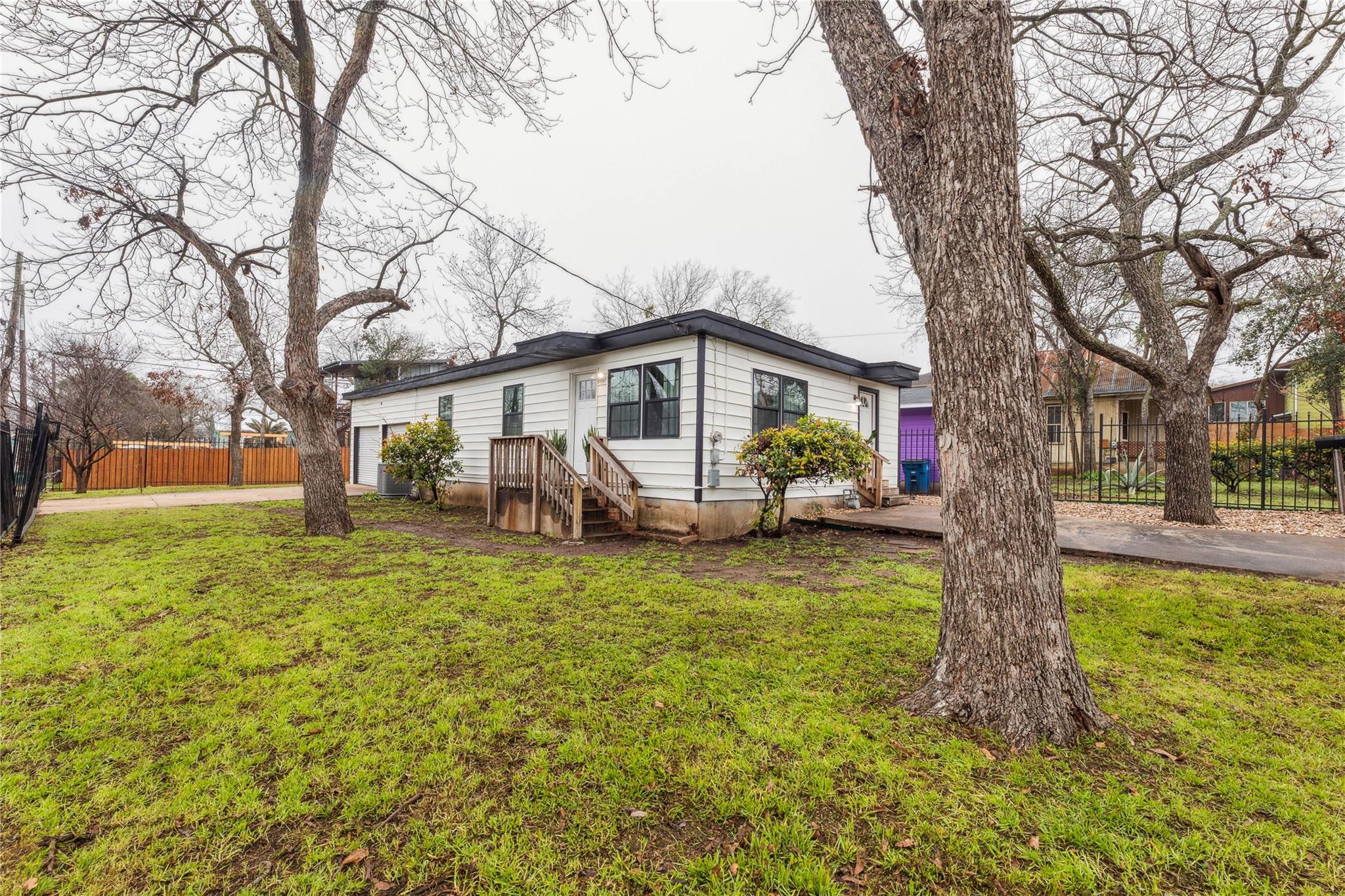 2105 E 17th St, Austin, TX 78702