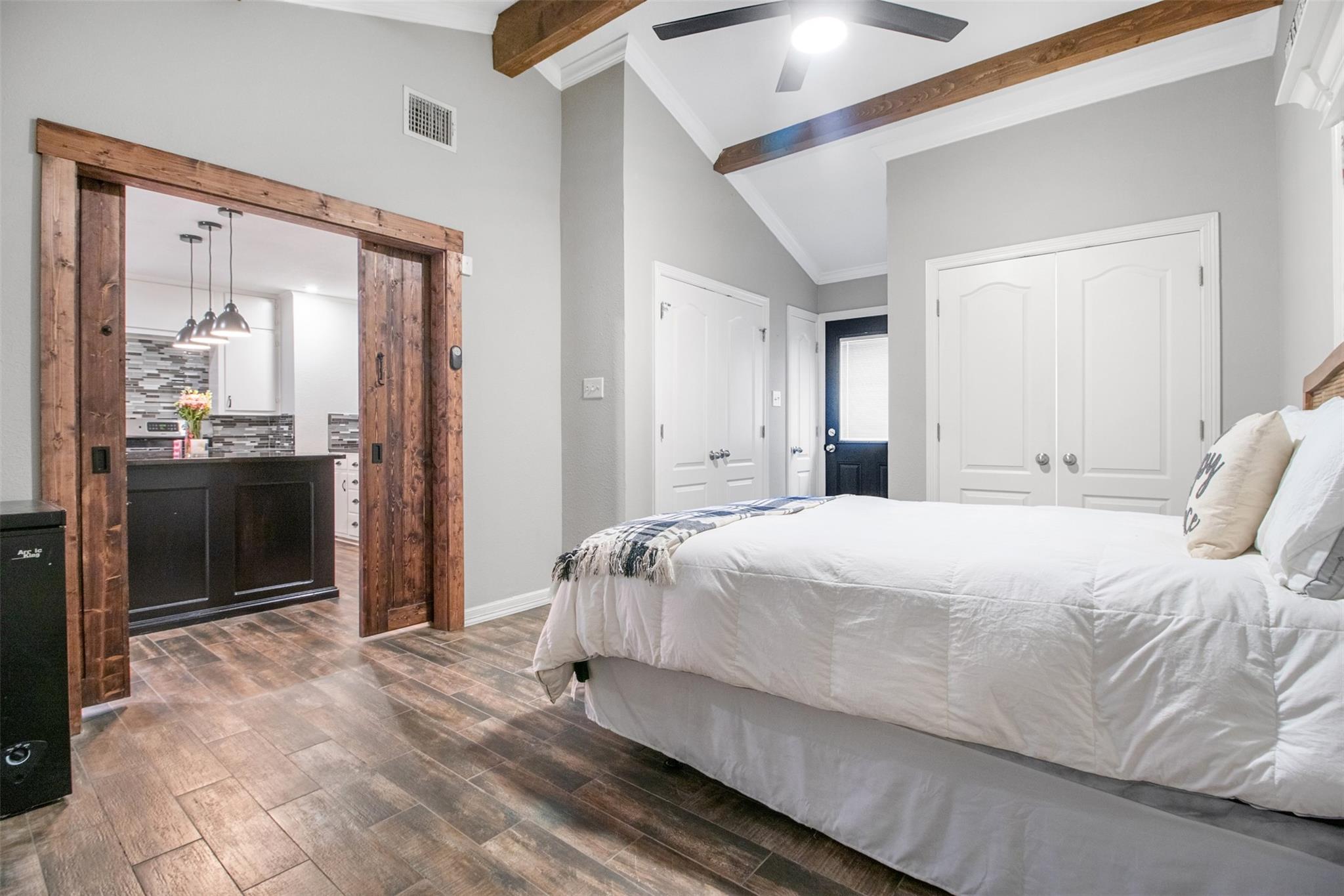 1011 Gilmore St, Taylor, TX 76574