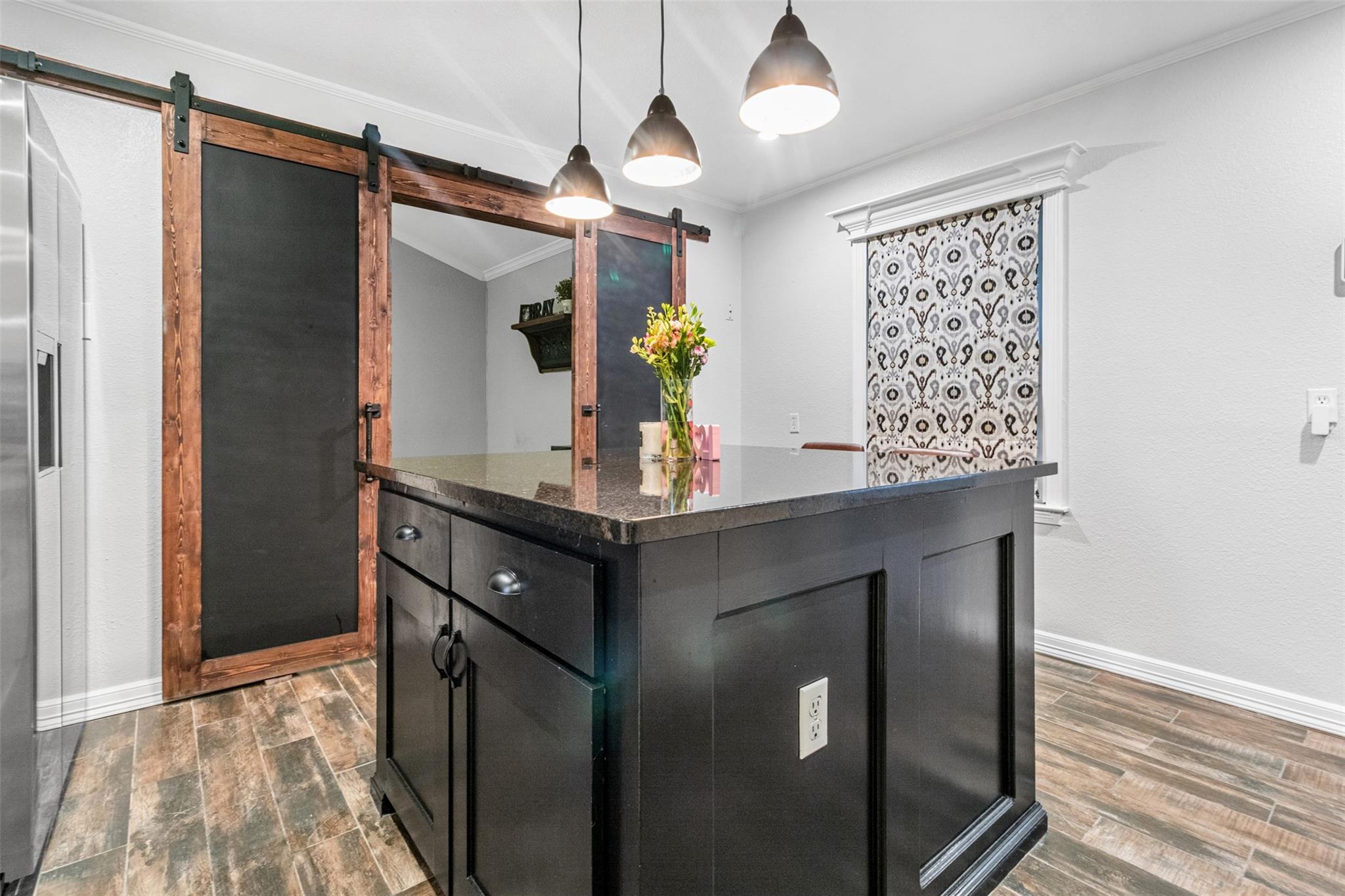 1011 Gilmore St, Taylor, TX 76574