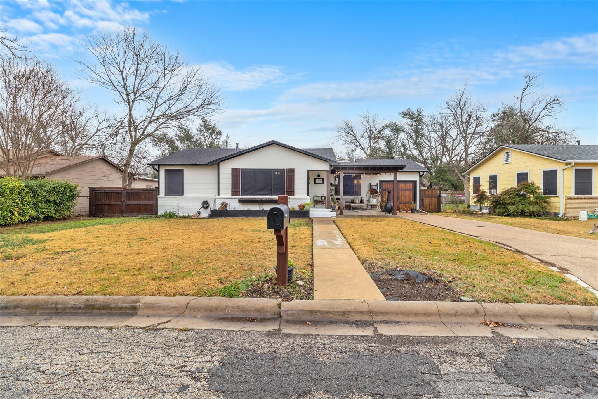 1011 Gilmore St, Taylor, TX 76574