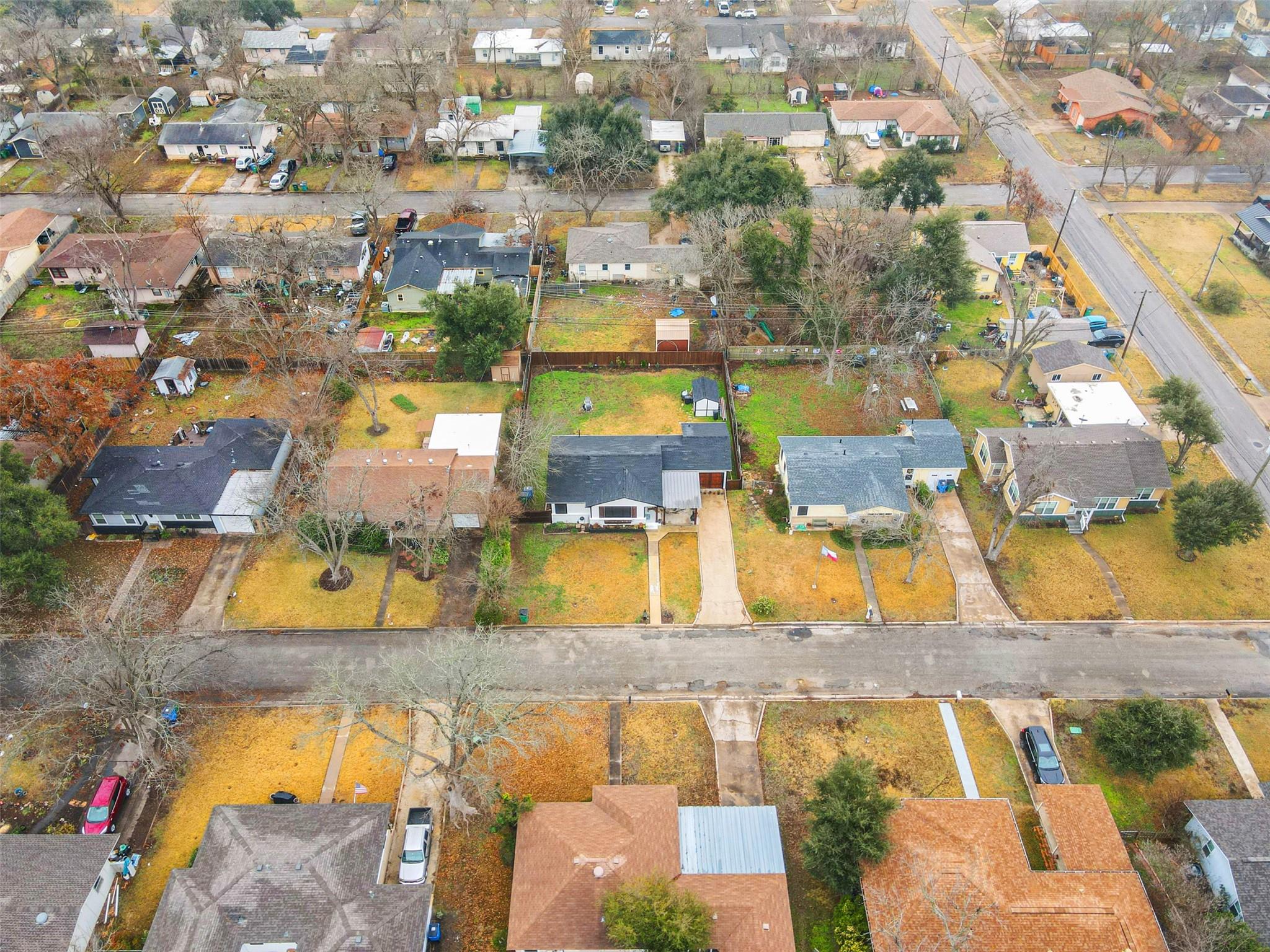 1011 Gilmore St, Taylor, TX 76574