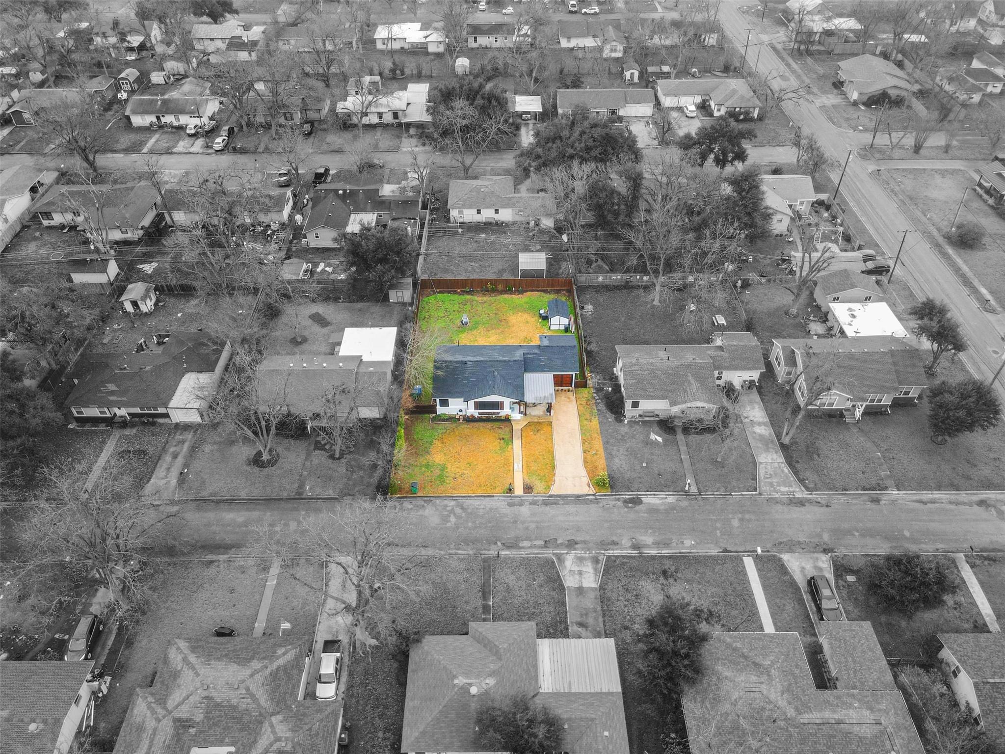 1011 Gilmore St, Taylor, TX 76574
