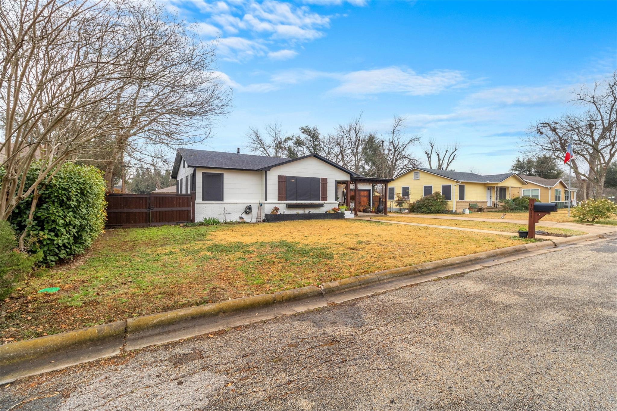 1011 Gilmore St, Taylor, TX 76574