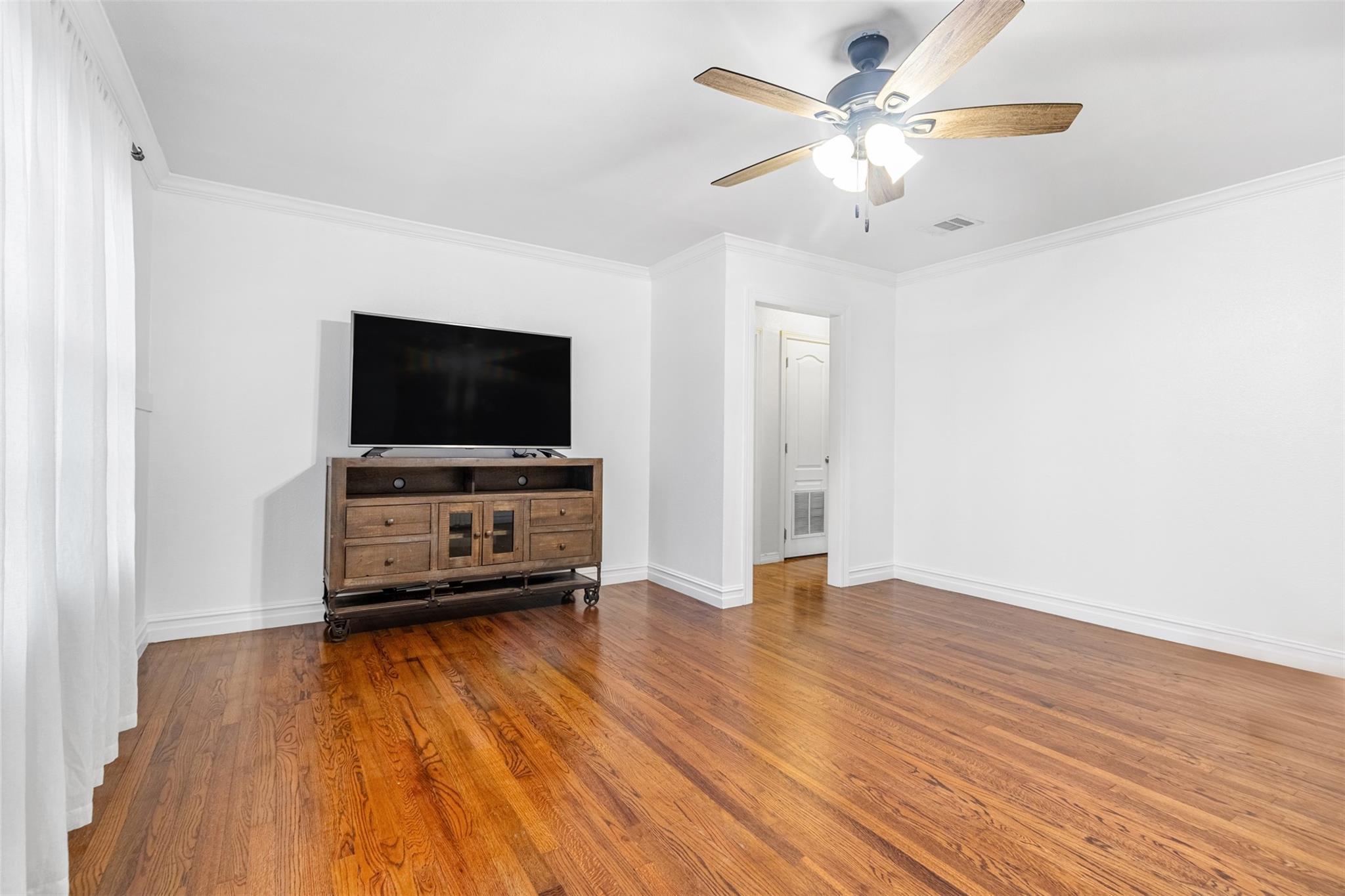 1011 Gilmore St, Taylor, TX 76574