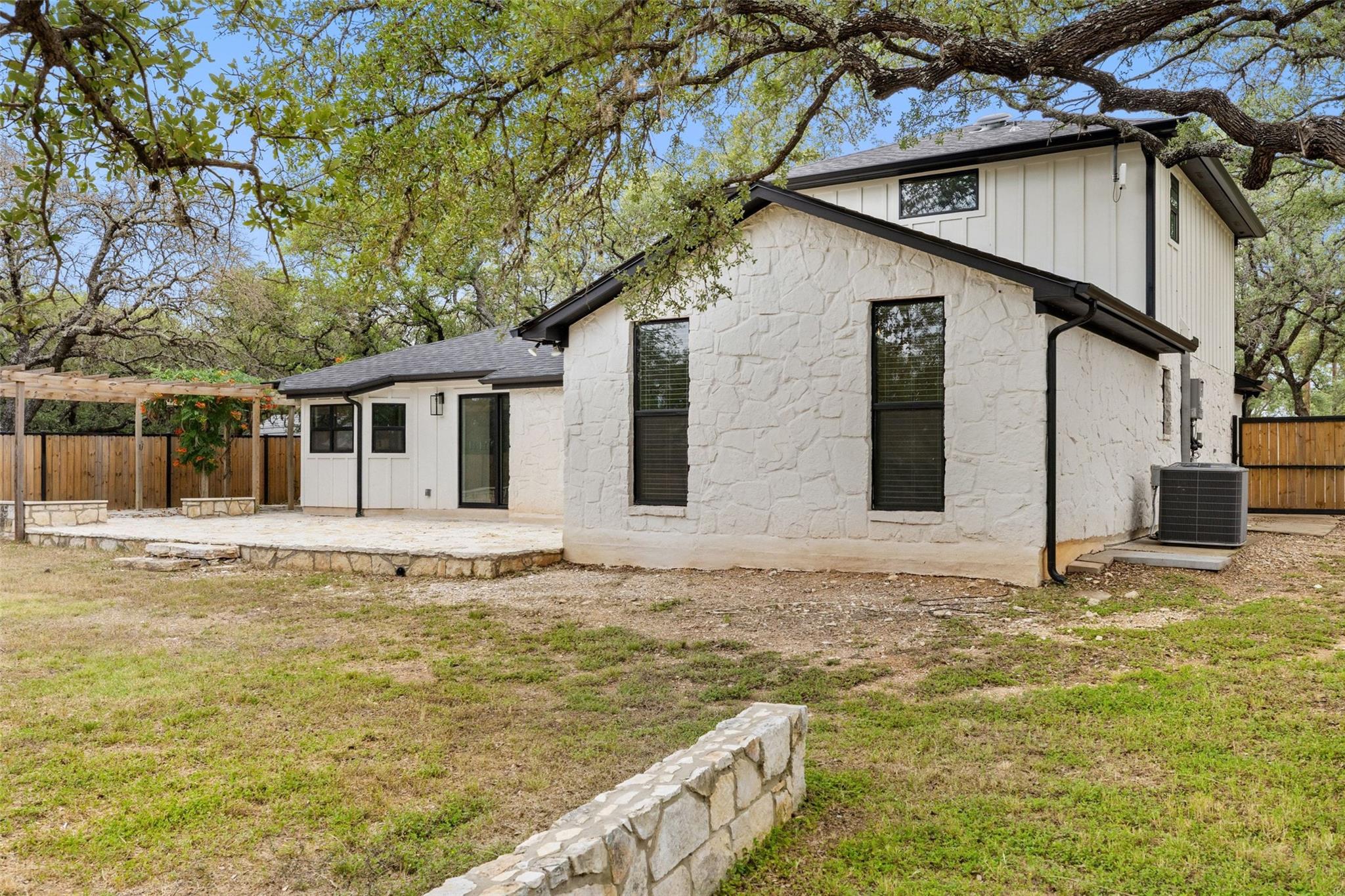 607 Liveoak Dr, Johnson City, TX 78636
