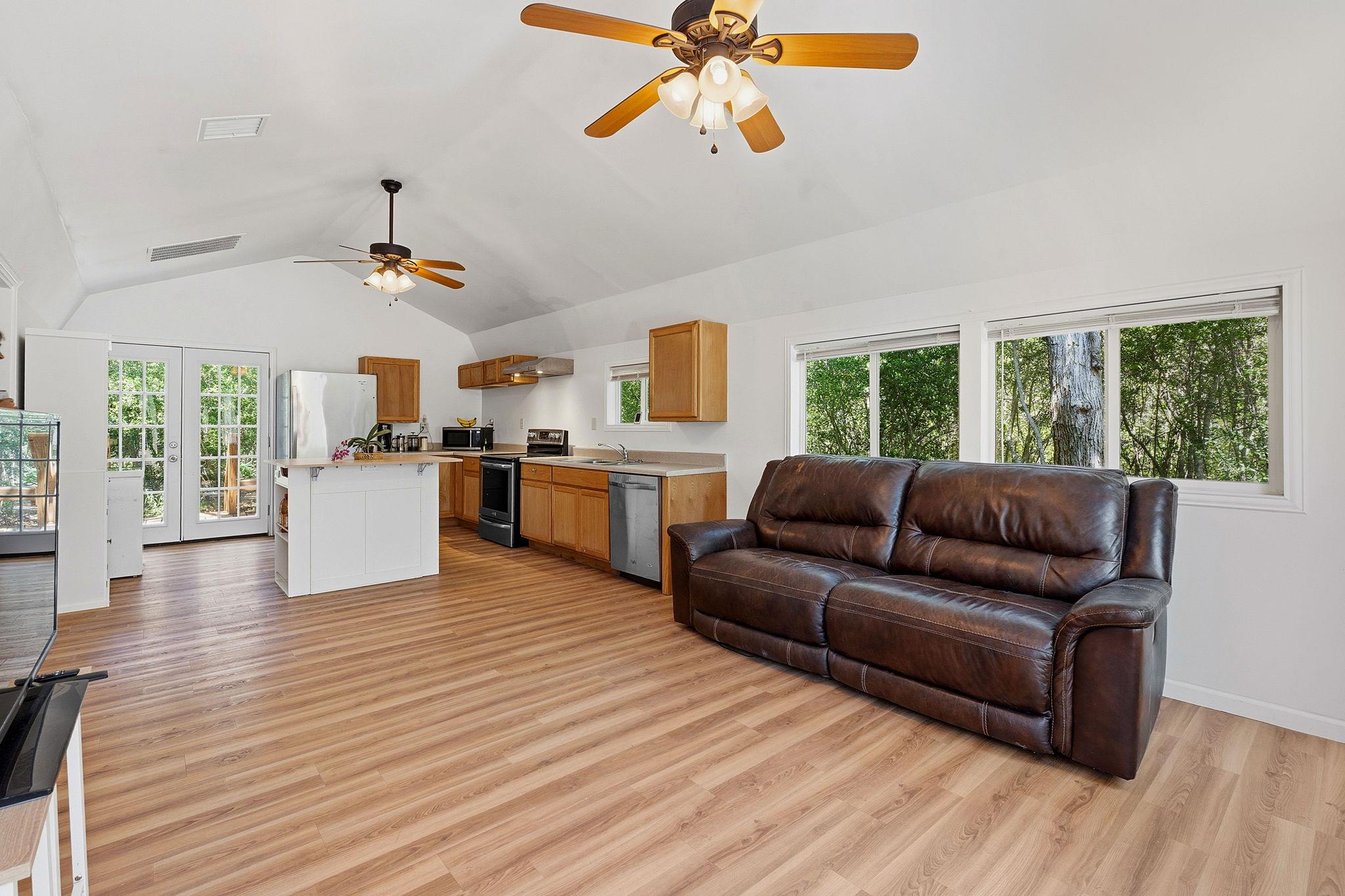 1998 Upper Elgin River Rd, Elgin, TX 78621