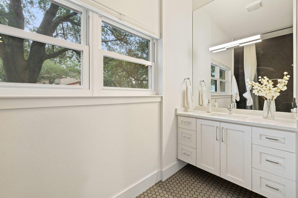 201 Crescent Blf, Lakeway, TX 78734