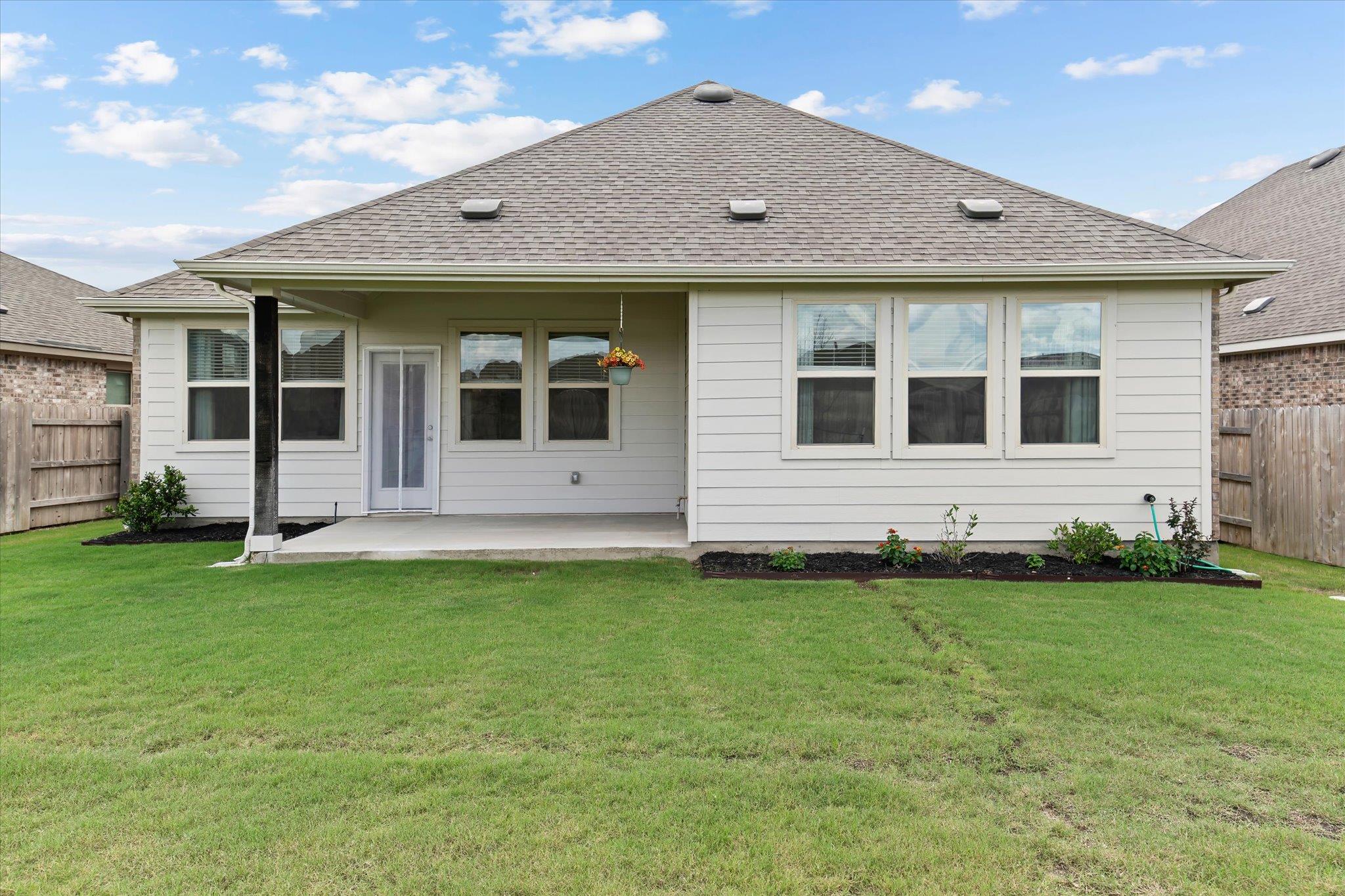 121 Shagbark Trl, Bastrop, TX 78602